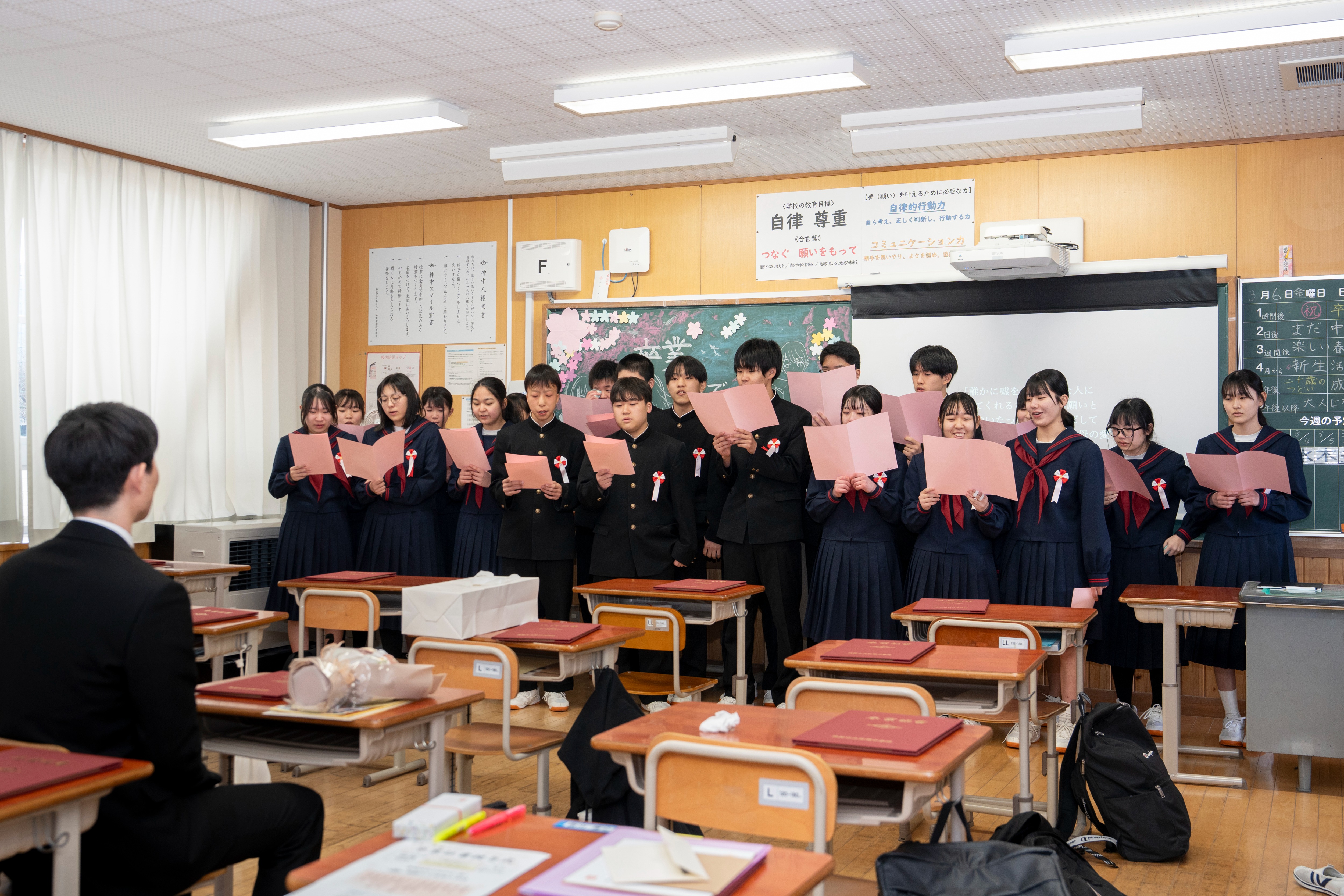 神岡中3年生 学級解散式で家族に手紙を手渡しました