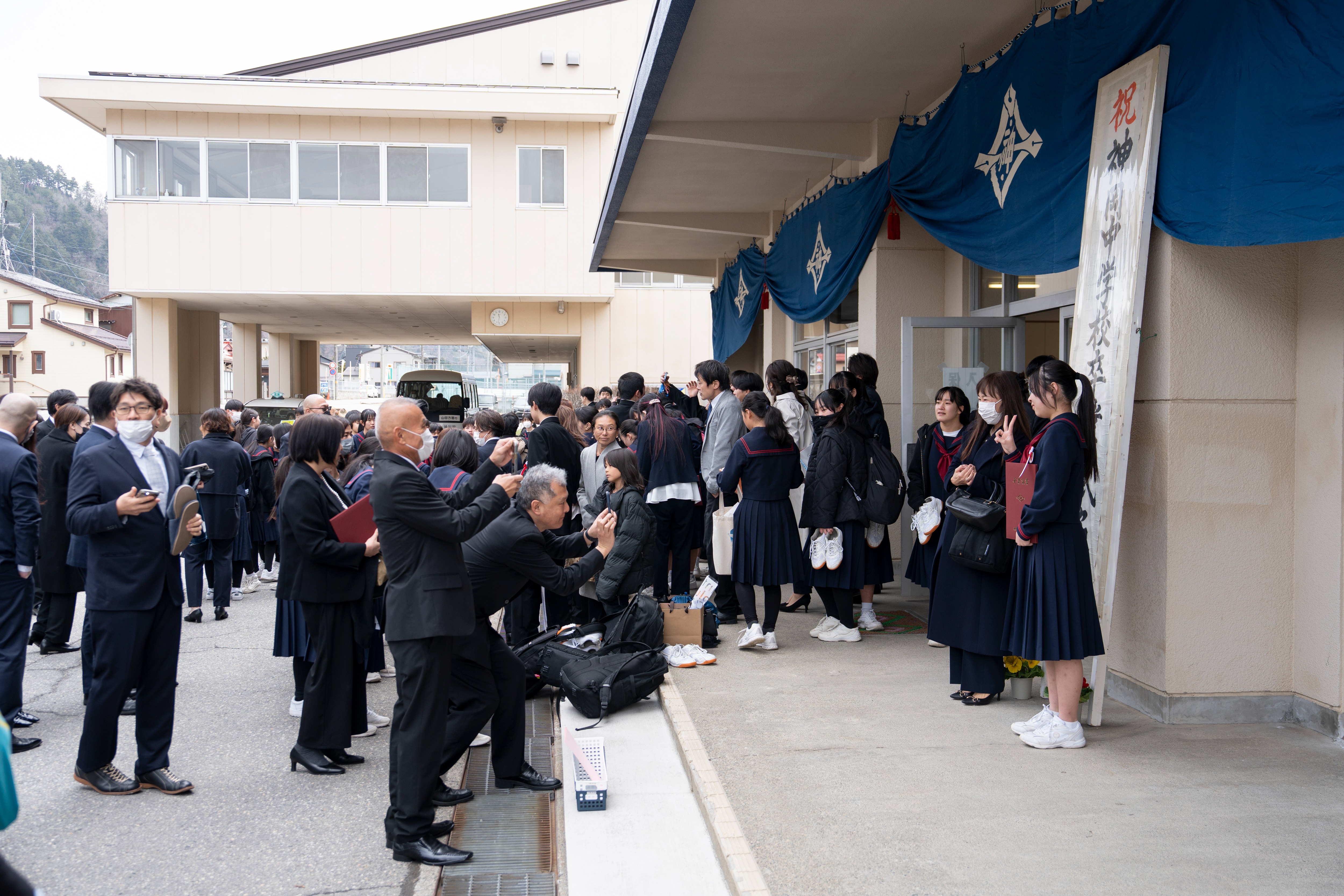 神岡中3年生 学級解散式で家族に手紙を手渡しました