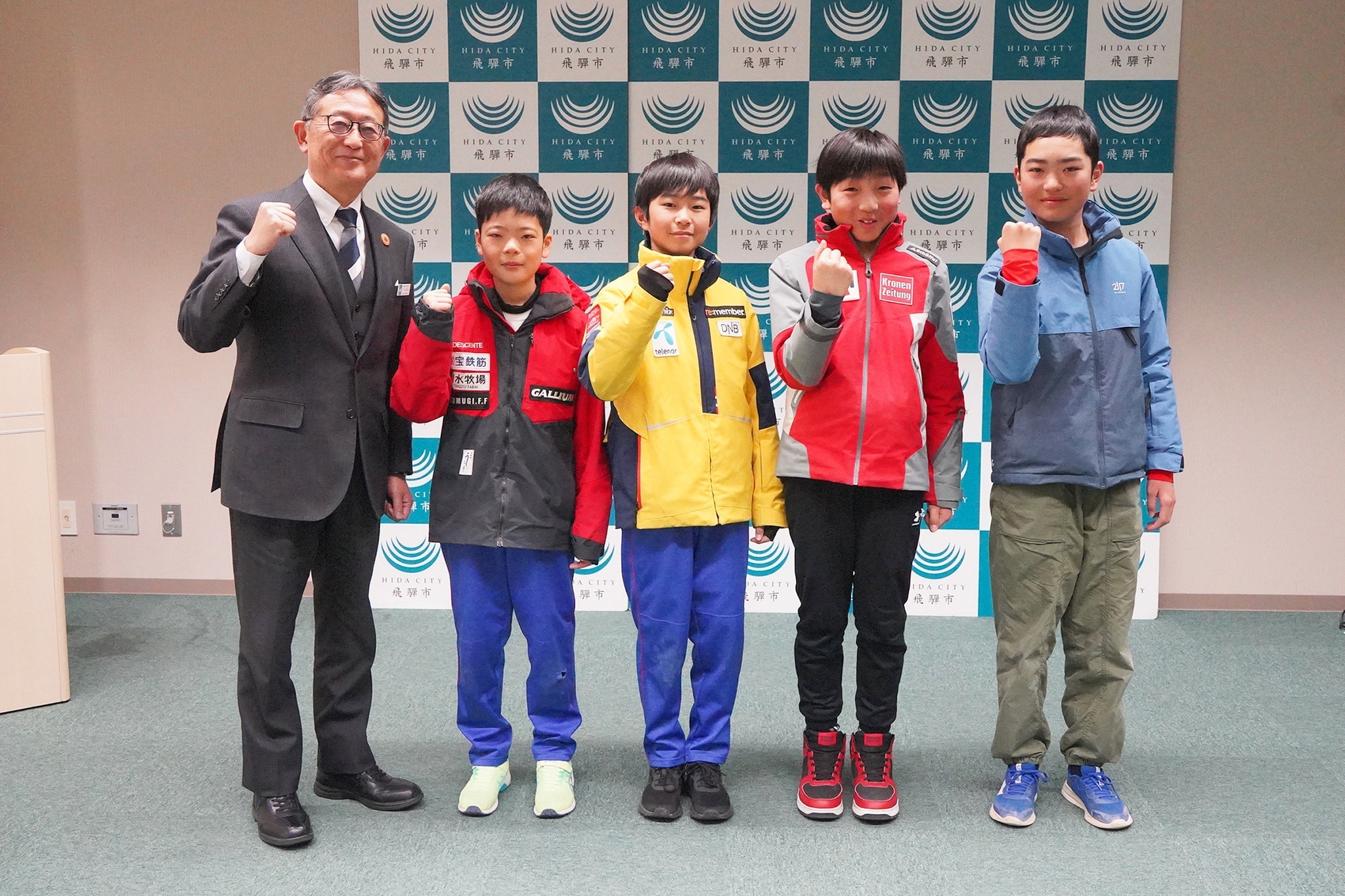 全日本ジュニアスキー選手権に出場する選手を激励しました