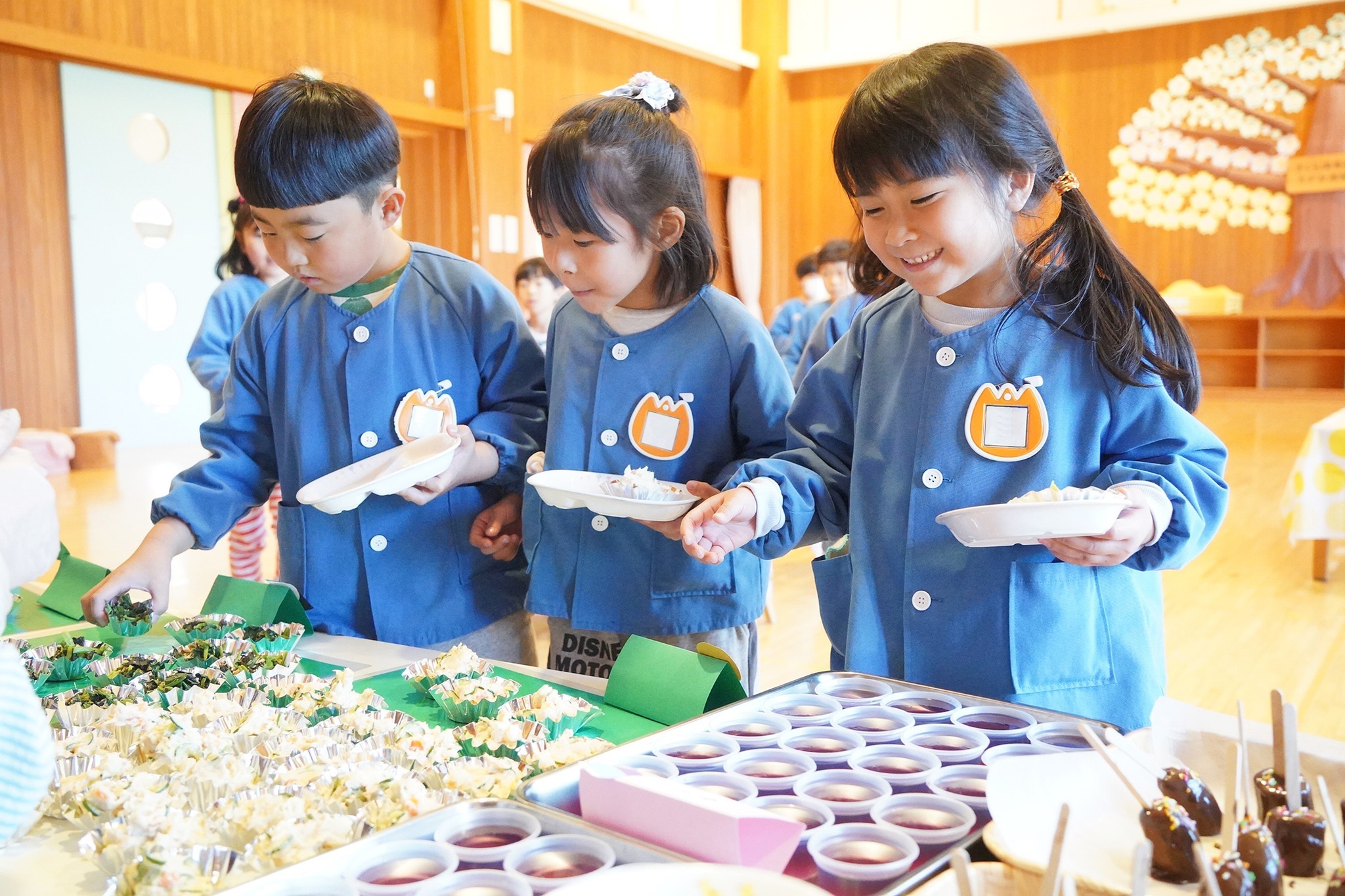 さくら保育園の年長園児がバイキング給食に舌鼓