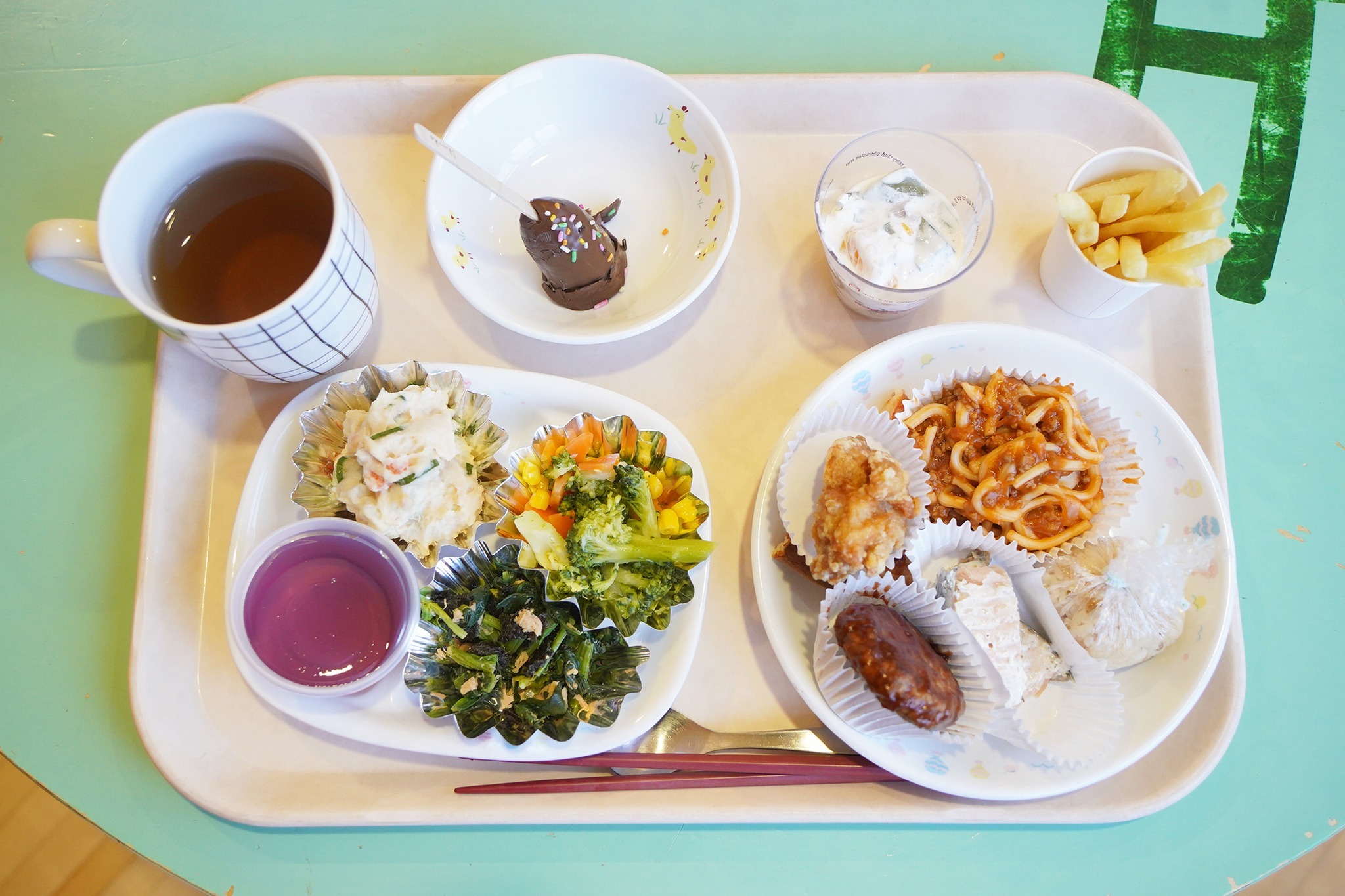 さくら保育園の年長園児がバイキング給食に舌鼓