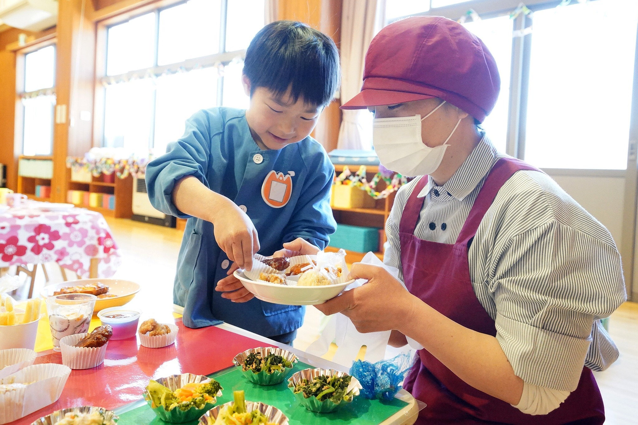 さくら保育園の年長園児がバイキング給食に舌鼓