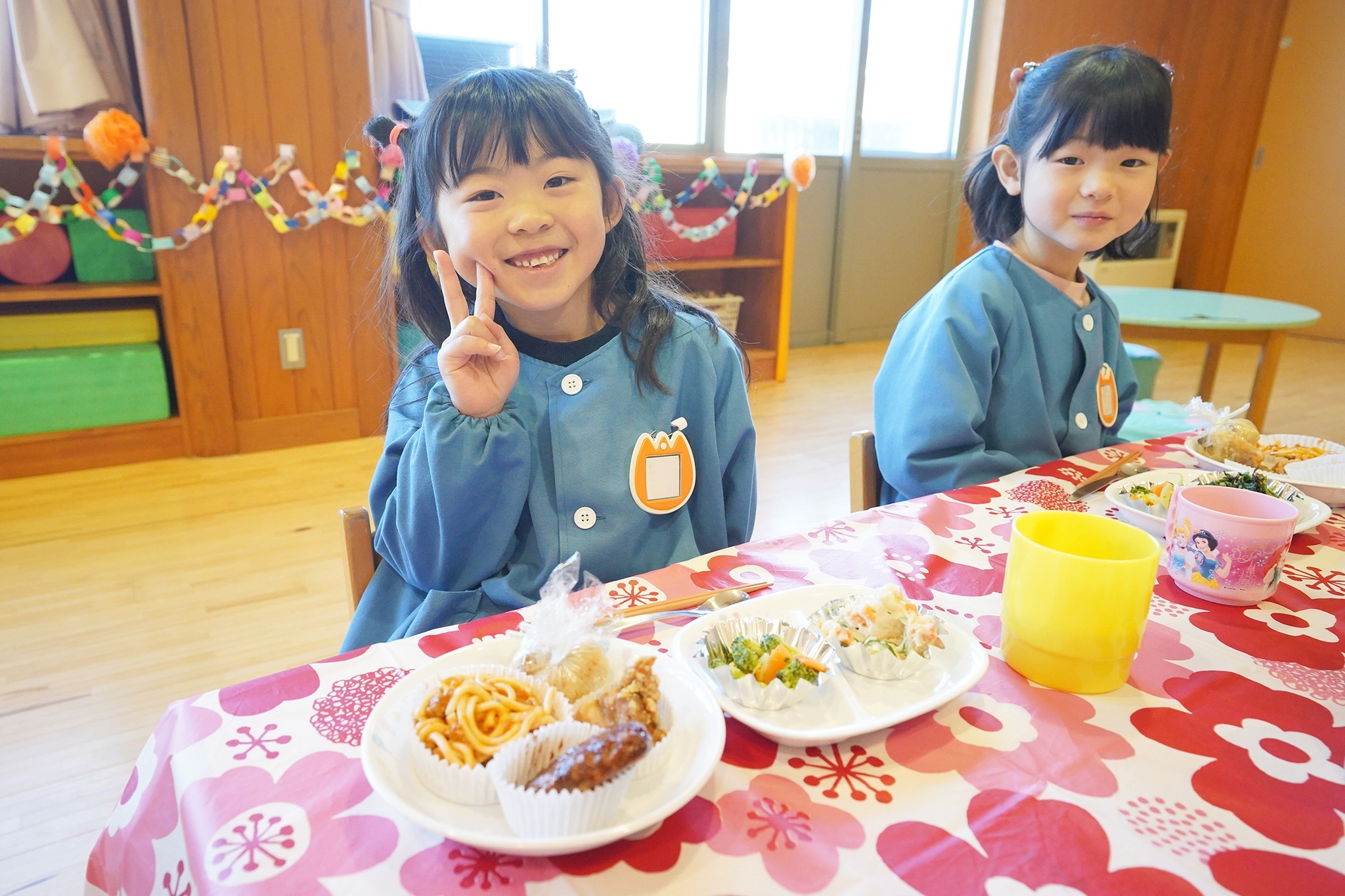さくら保育園の年長園児がバイキング給食に舌鼓
