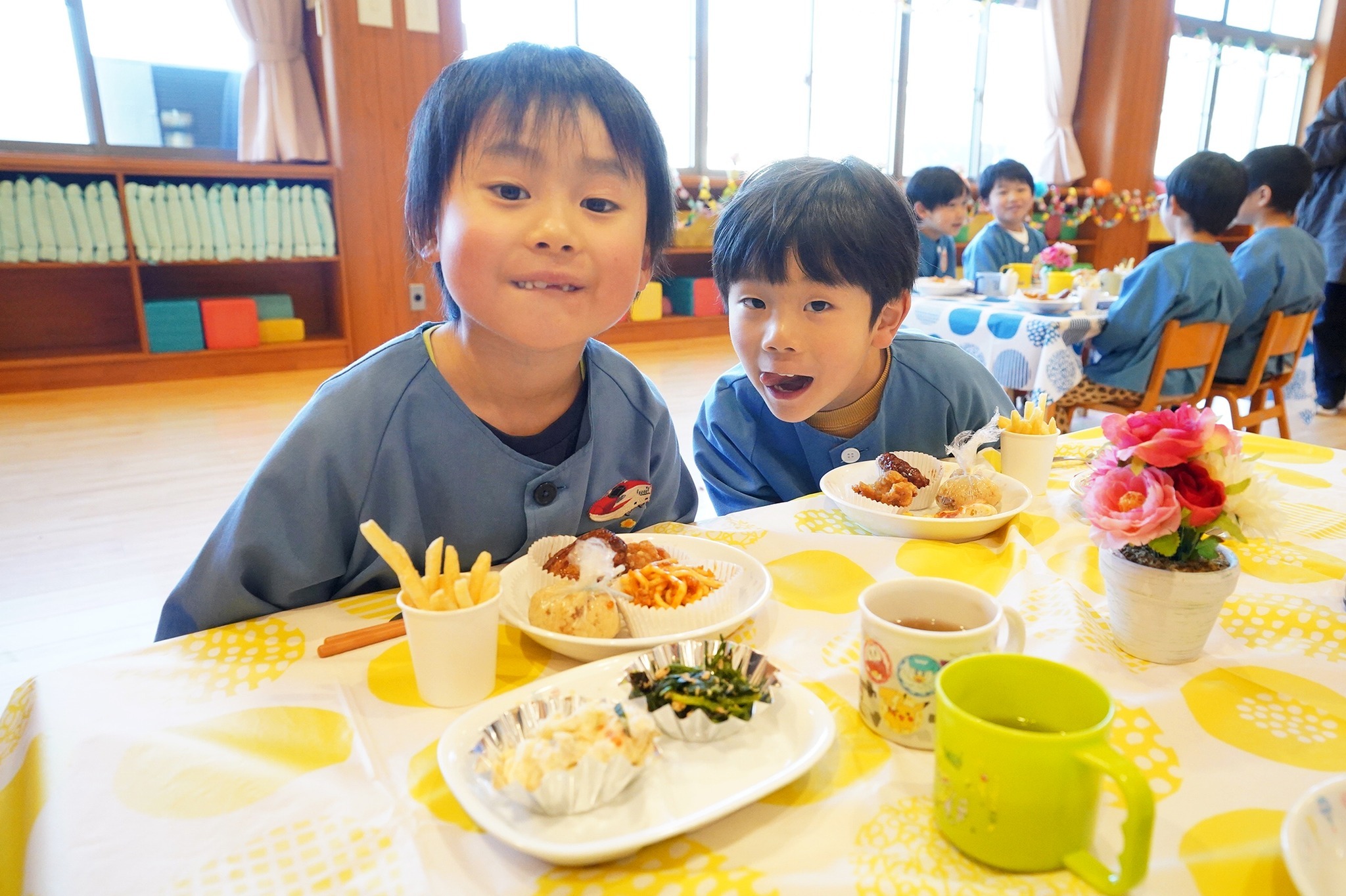 さくら保育園の年長園児がバイキング給食に舌鼓