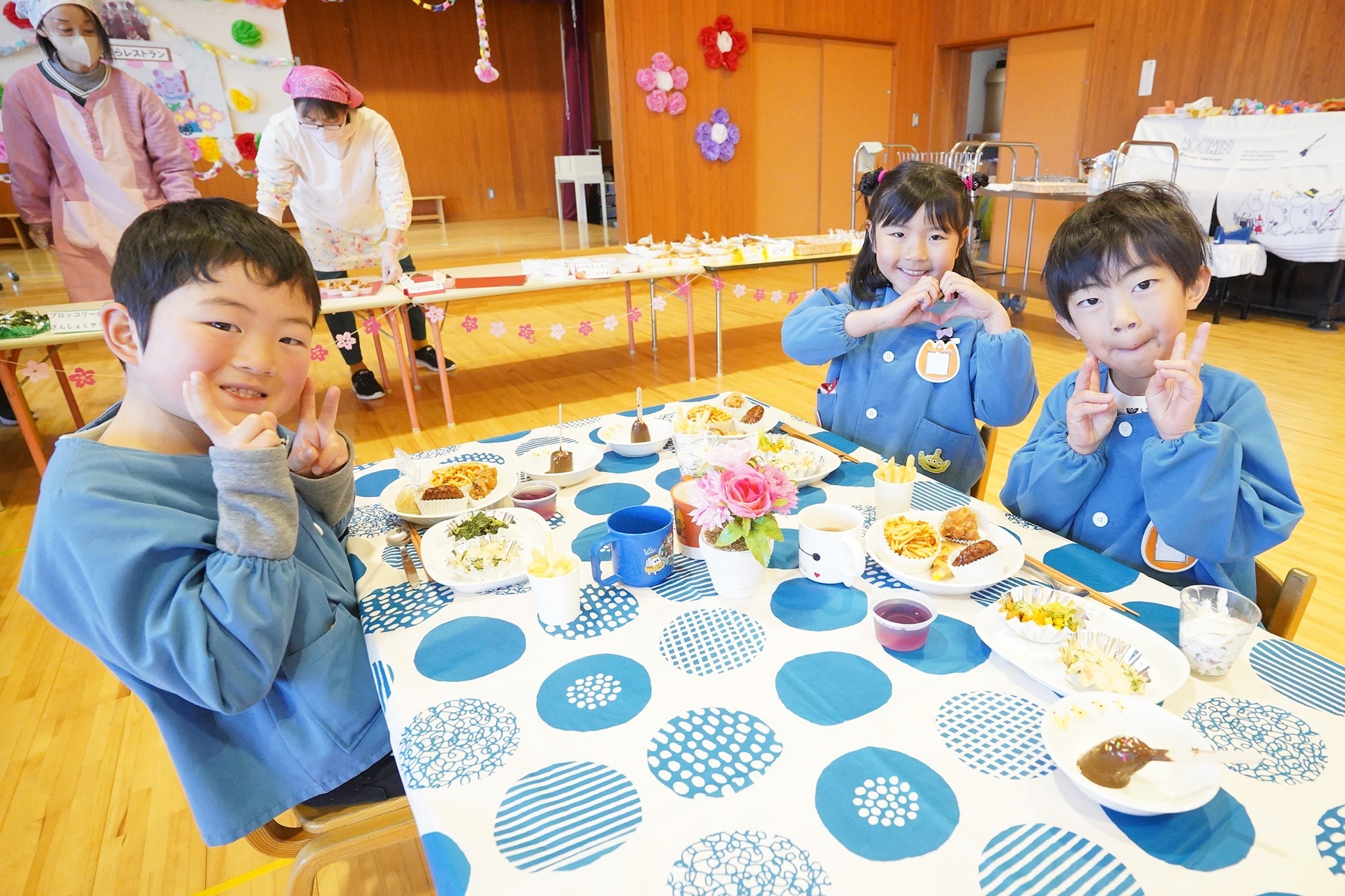 さくら保育園の年長園児がバイキング給食に舌鼓