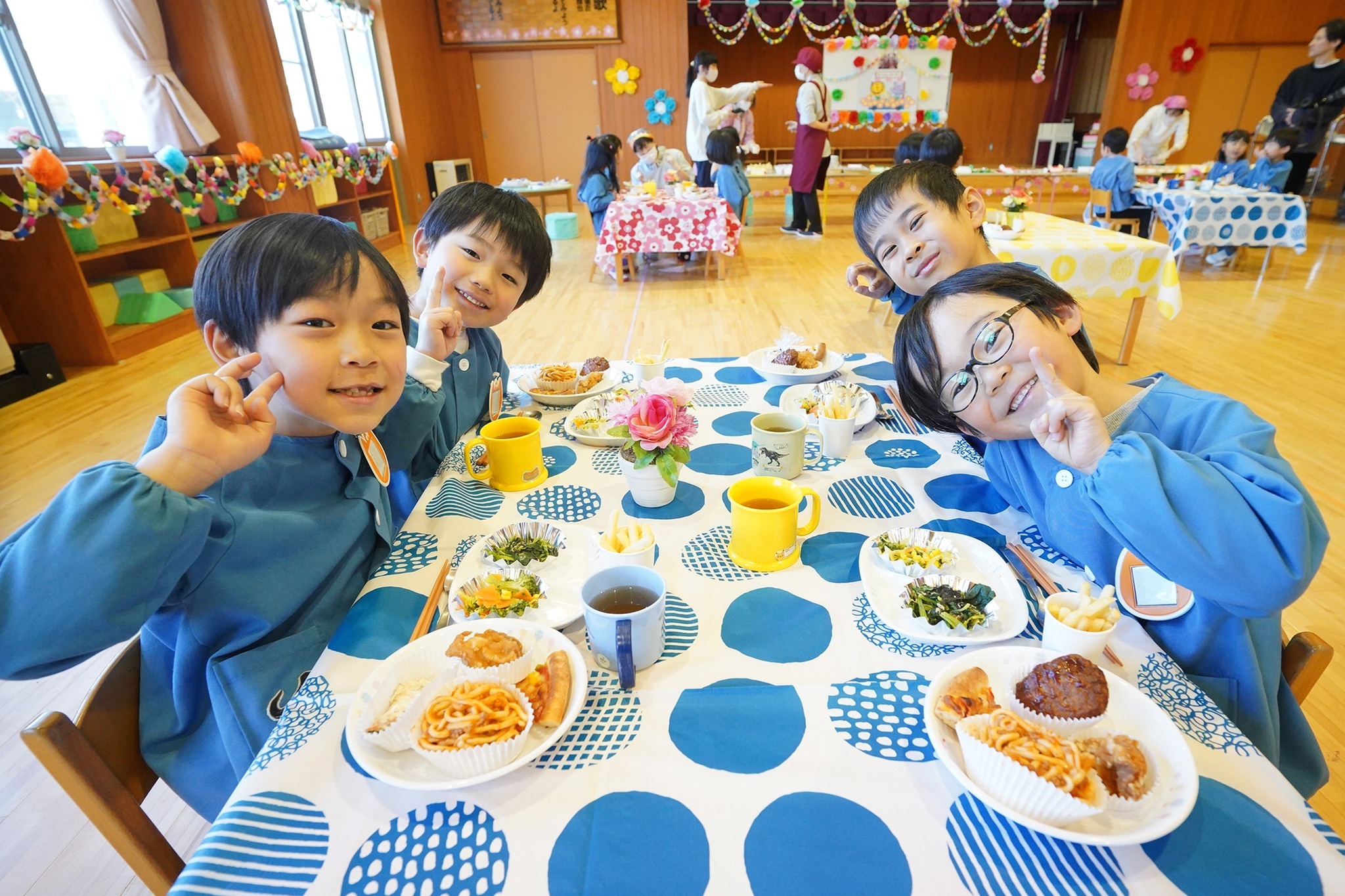さくら保育園の年長園児がバイキング給食に舌鼓