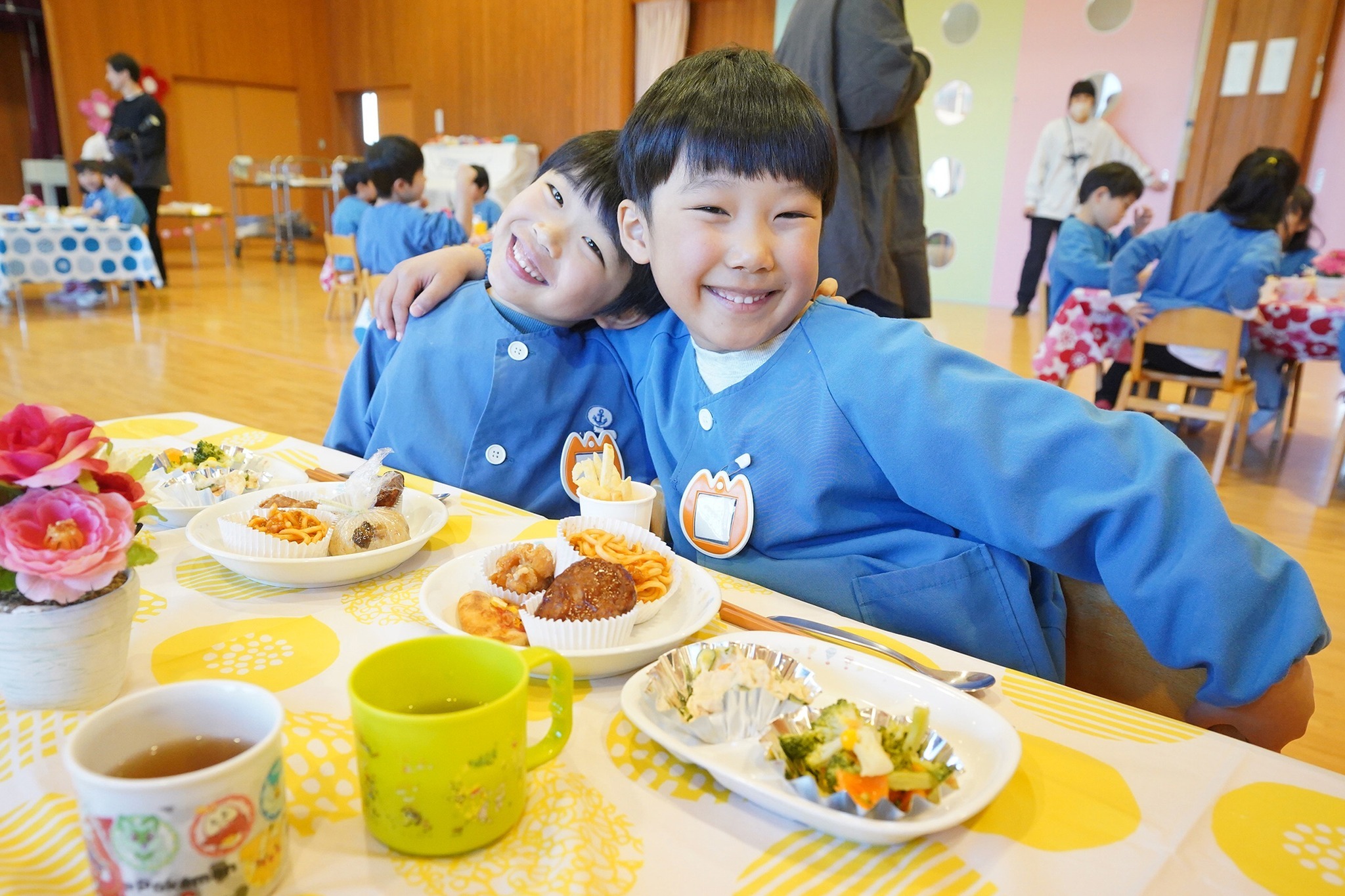 さくら保育園の年長園児がバイキング給食に舌鼓