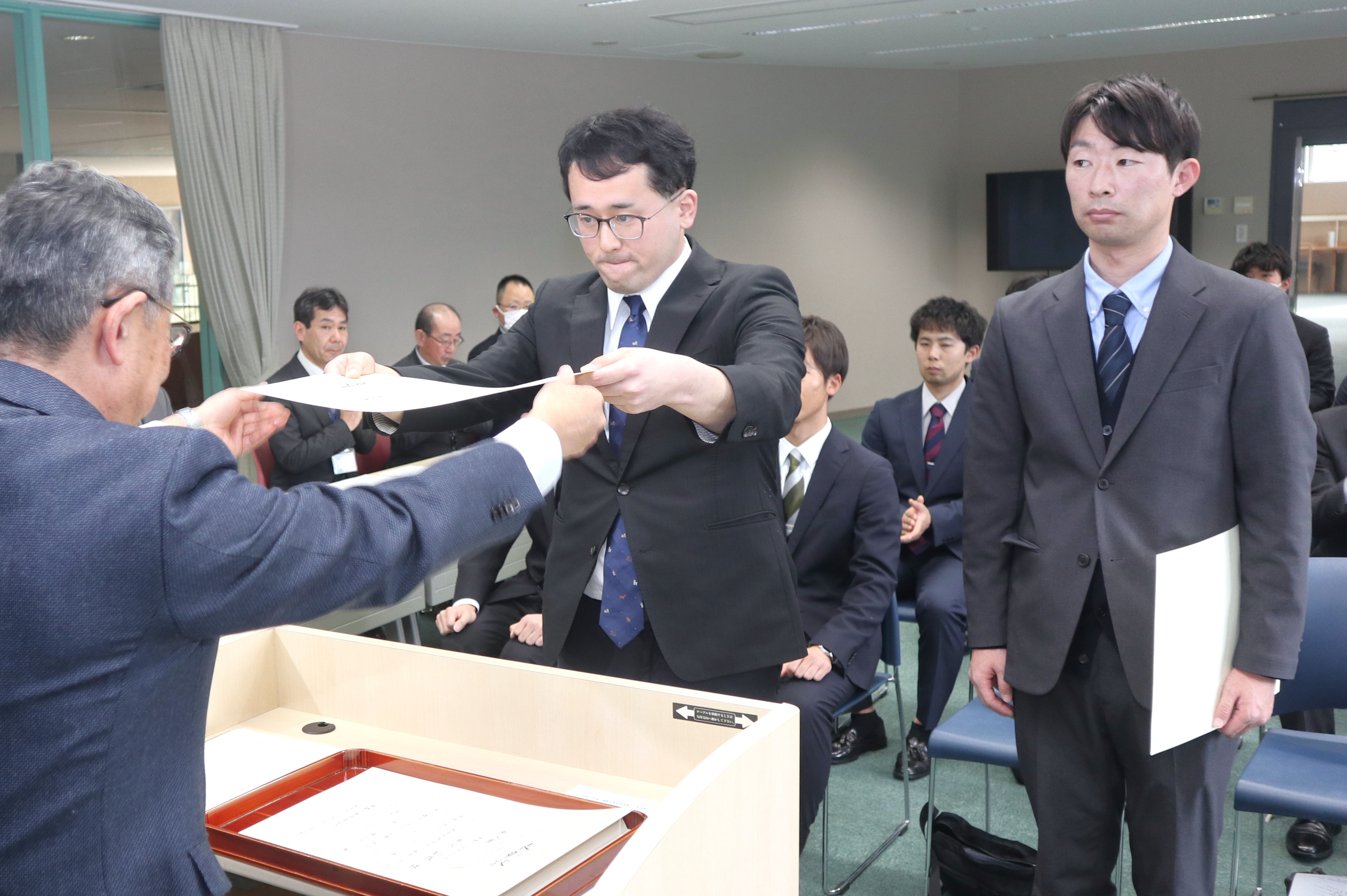 小中学校教職員による教育実践論文入賞者を表彰