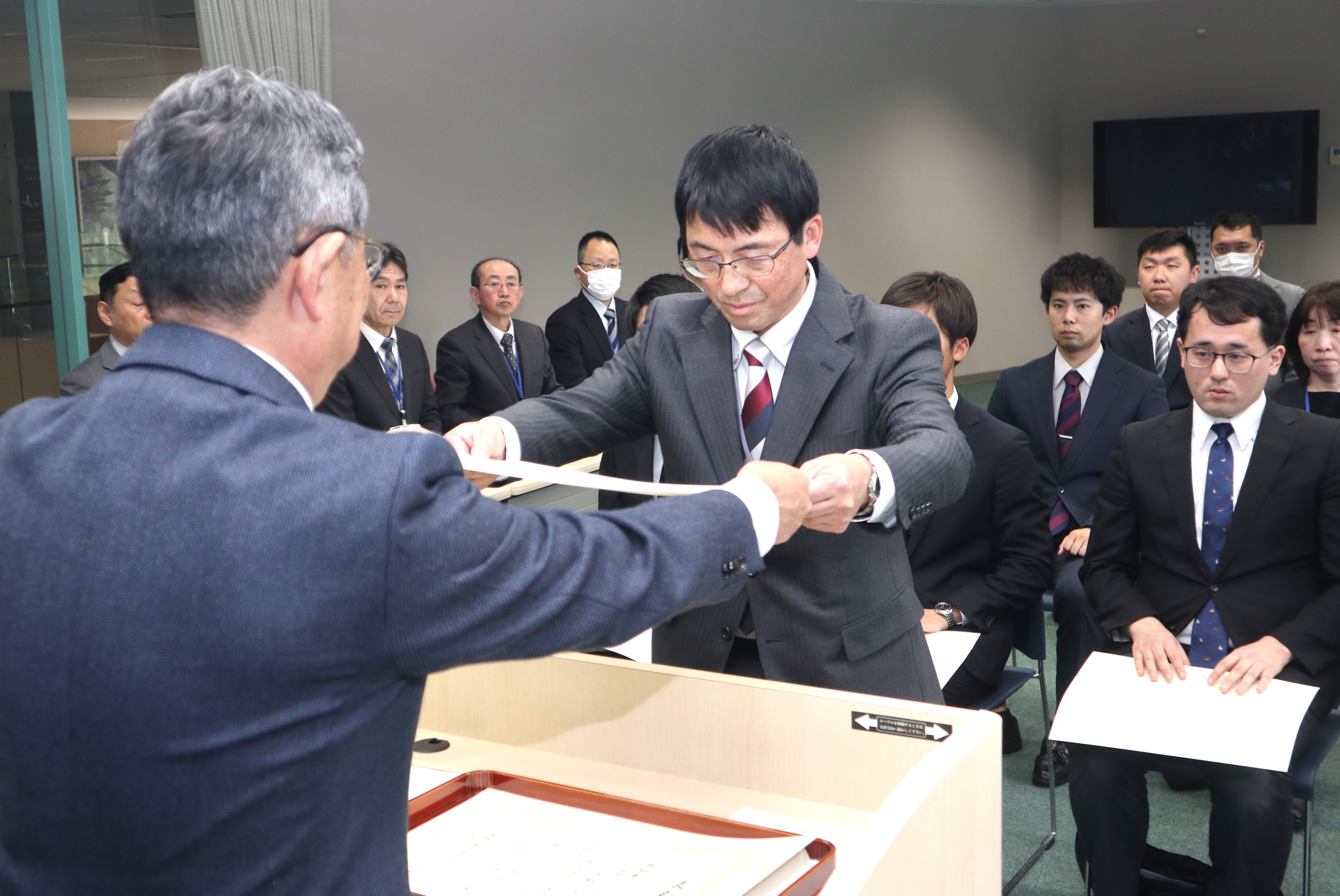 小中学校教職員による教育実践論文入賞者を表彰