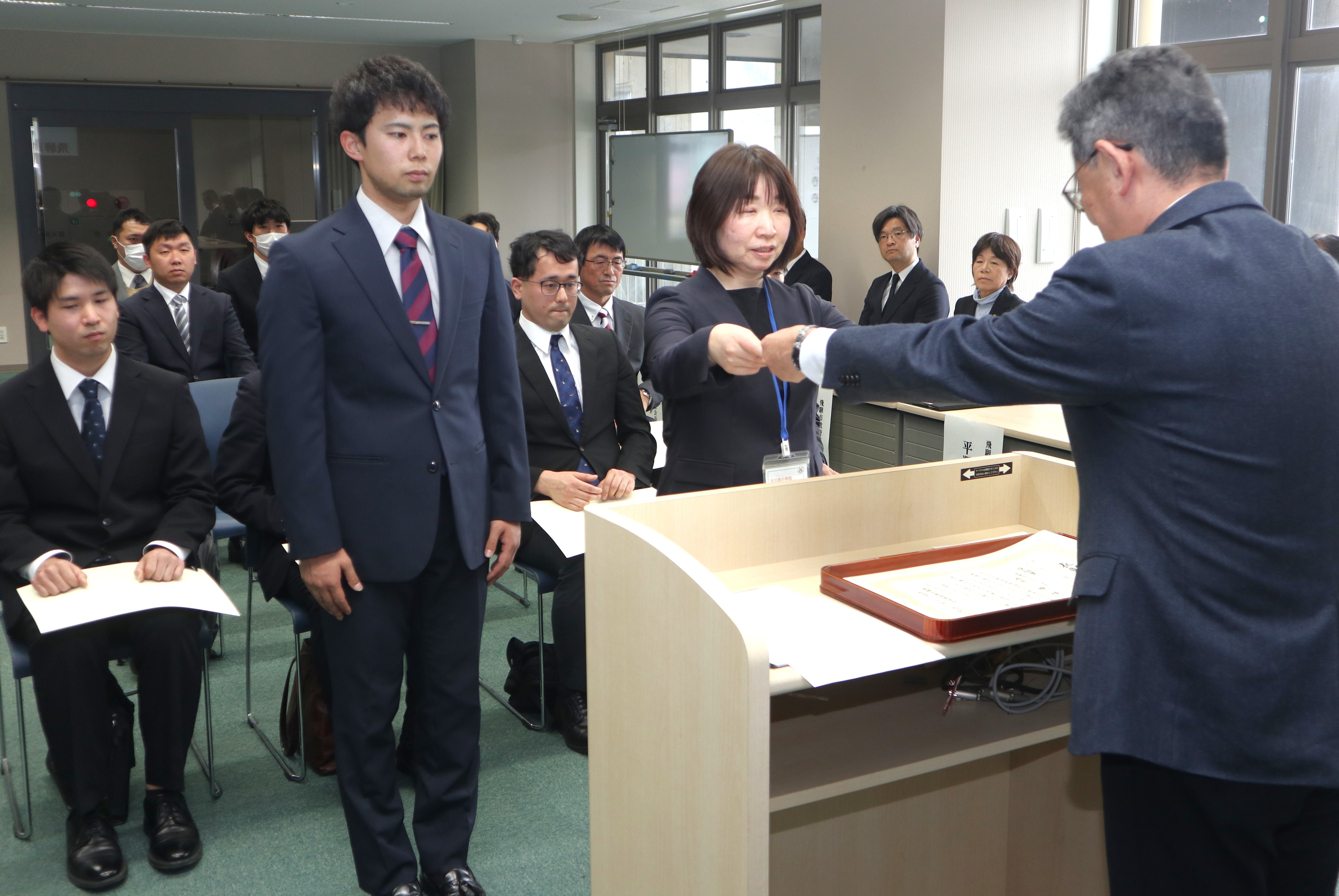 小中学校教職員による教育実践論文入賞者を表彰