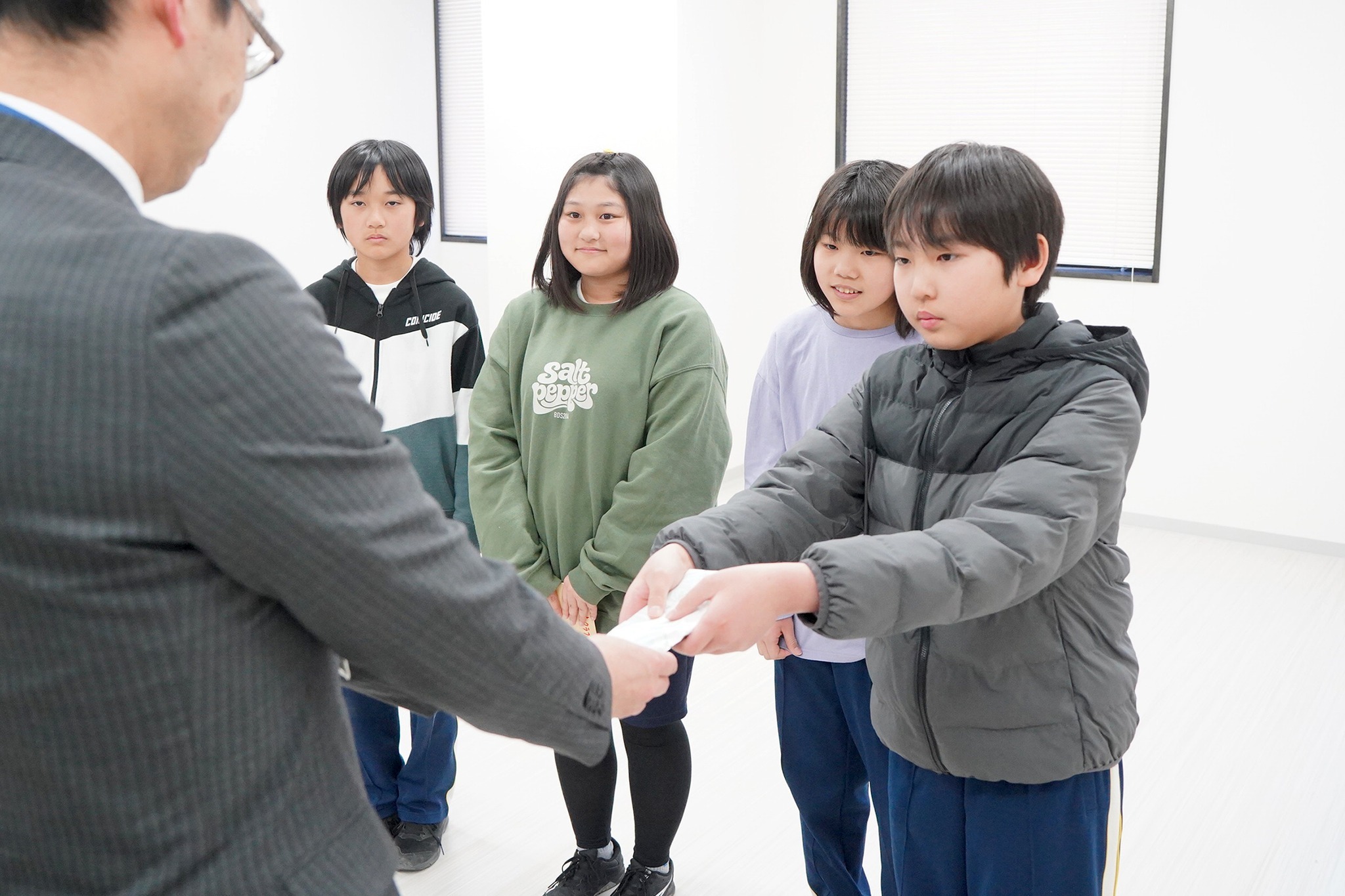 古川小5年生と同校のお米クラブが米の売上金を被災地へ寄附