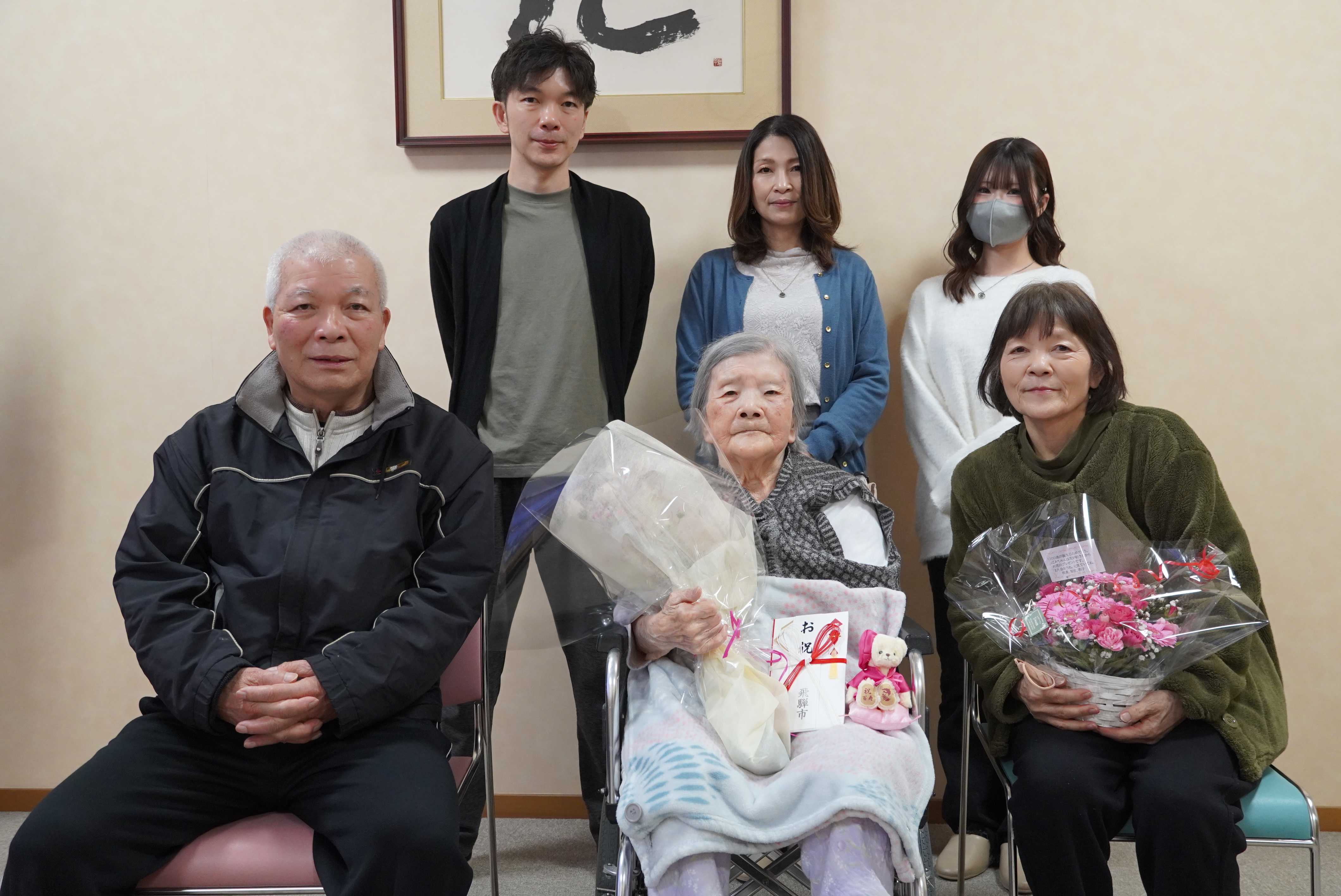 100歳を迎えた神岡町の中谷初江さんをお祝いしました