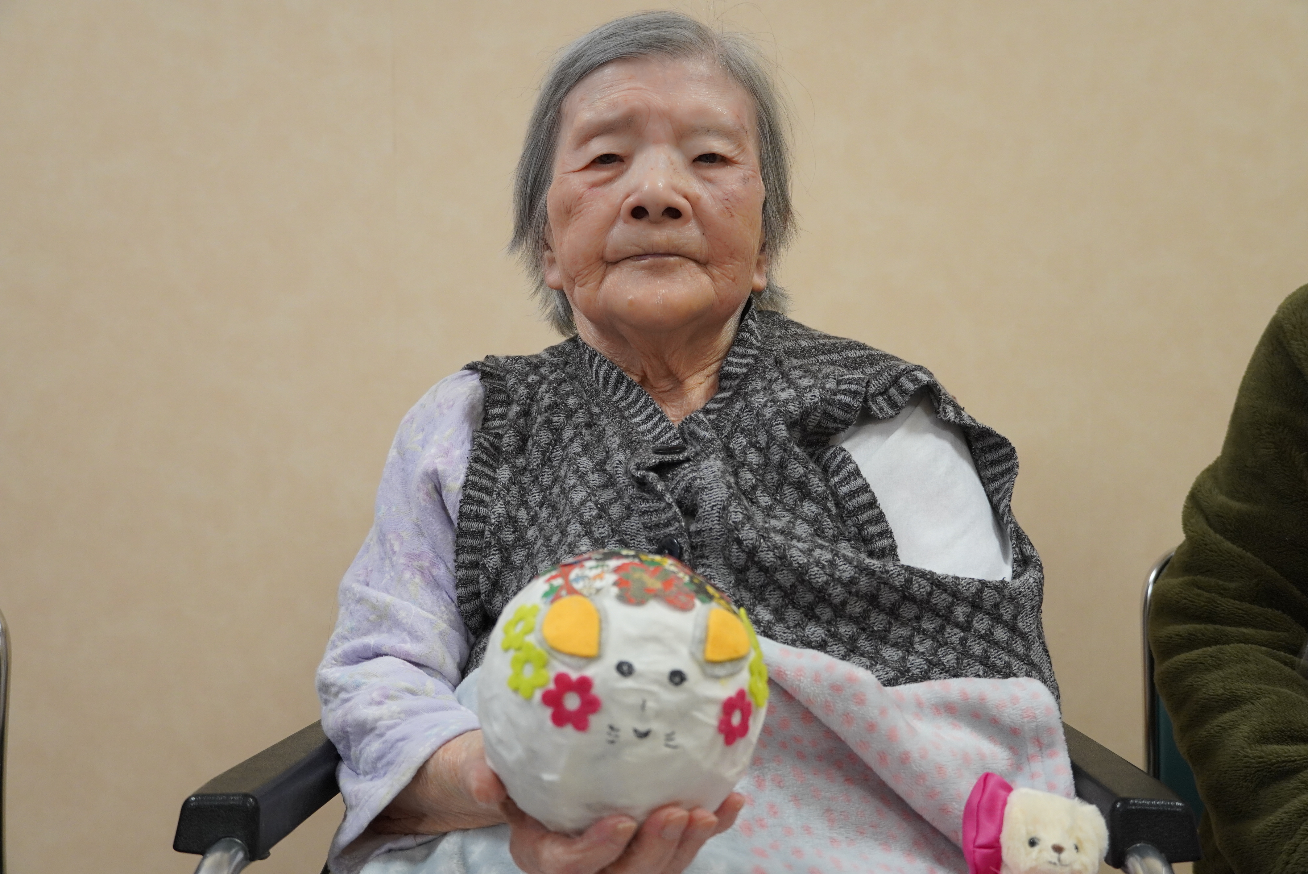 100歳を迎えた神岡町の中谷初江さんをお祝いしました