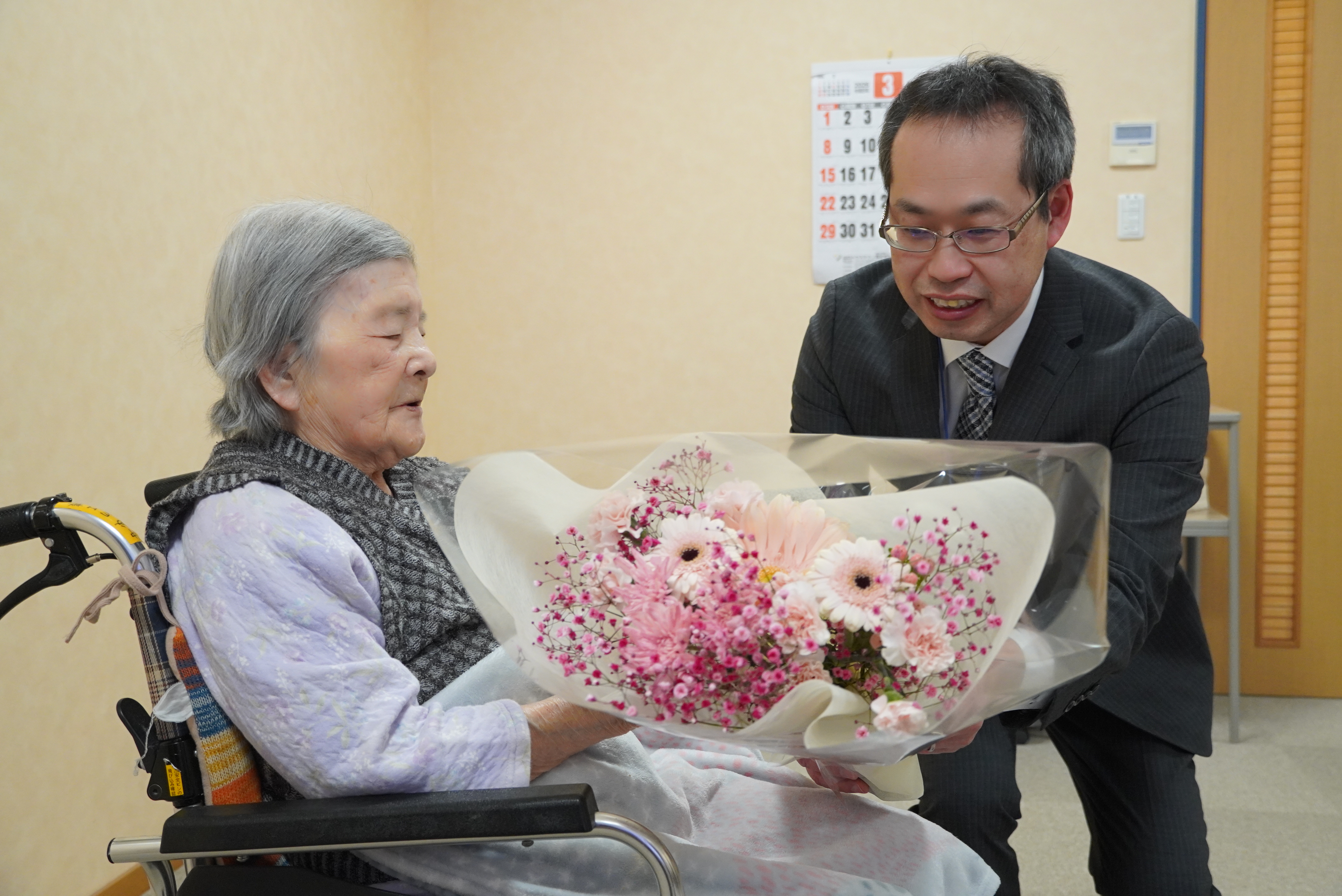 100歳を迎えた神岡町の中谷初江さんをお祝いしました