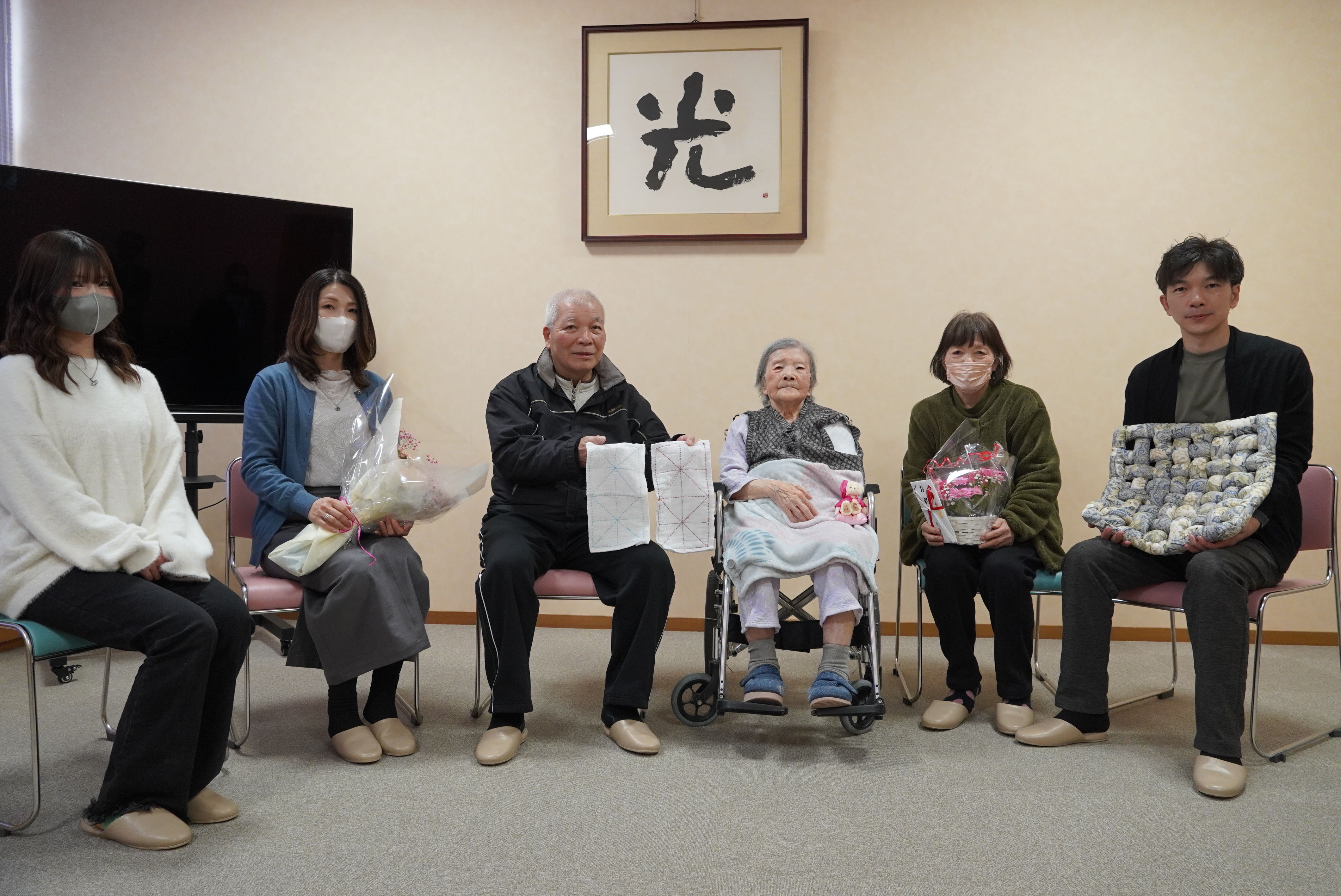 100歳を迎えた神岡町の中谷初江さんをお祝いしました