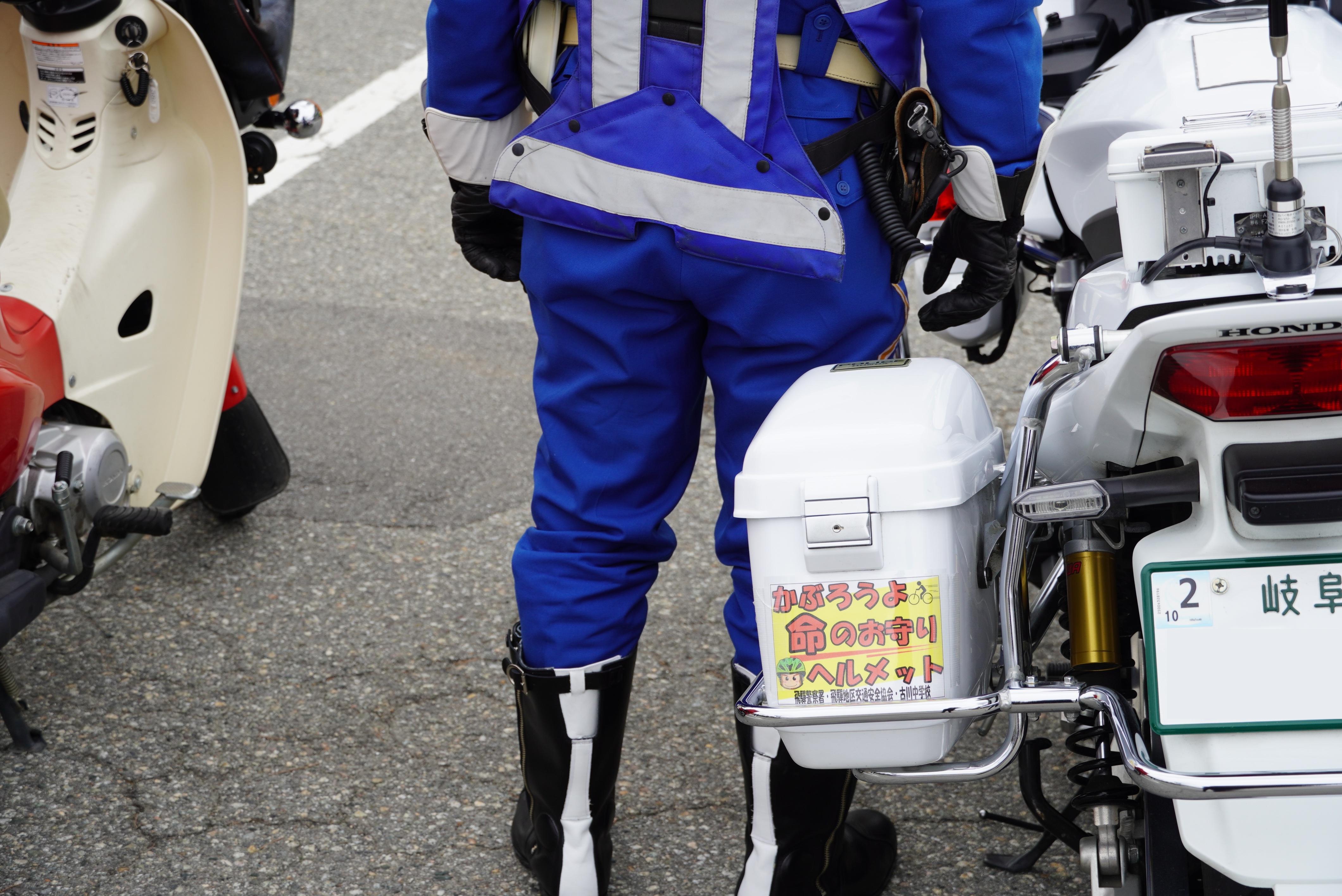 古川中学校1年生・牧田優さんの標語をデザインした貼られた郵便バイクなどの出発式が行われました