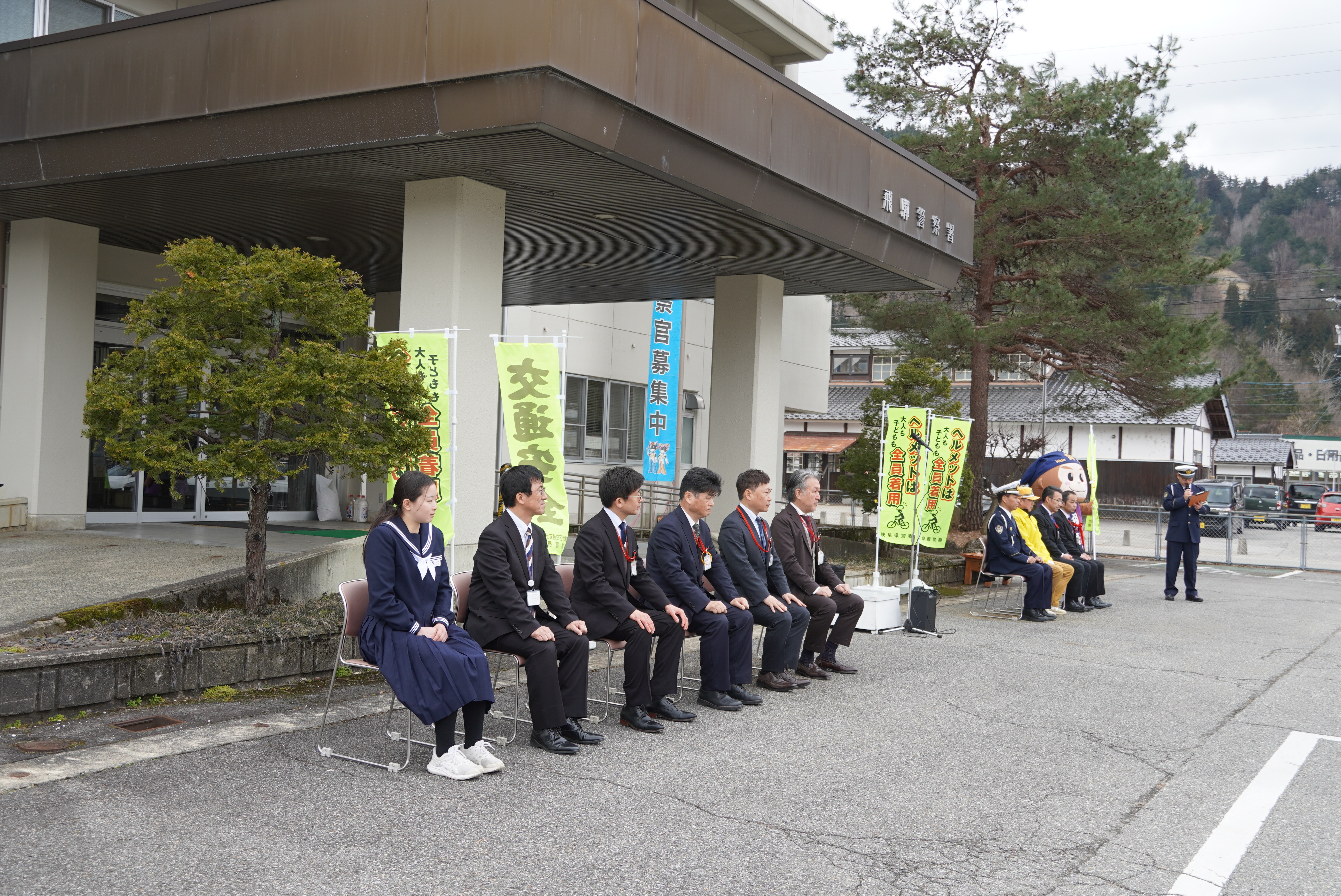 古川中学校1年生・牧田優さんの標語をデザインした貼られた郵便バイクなどの出発式が行われました