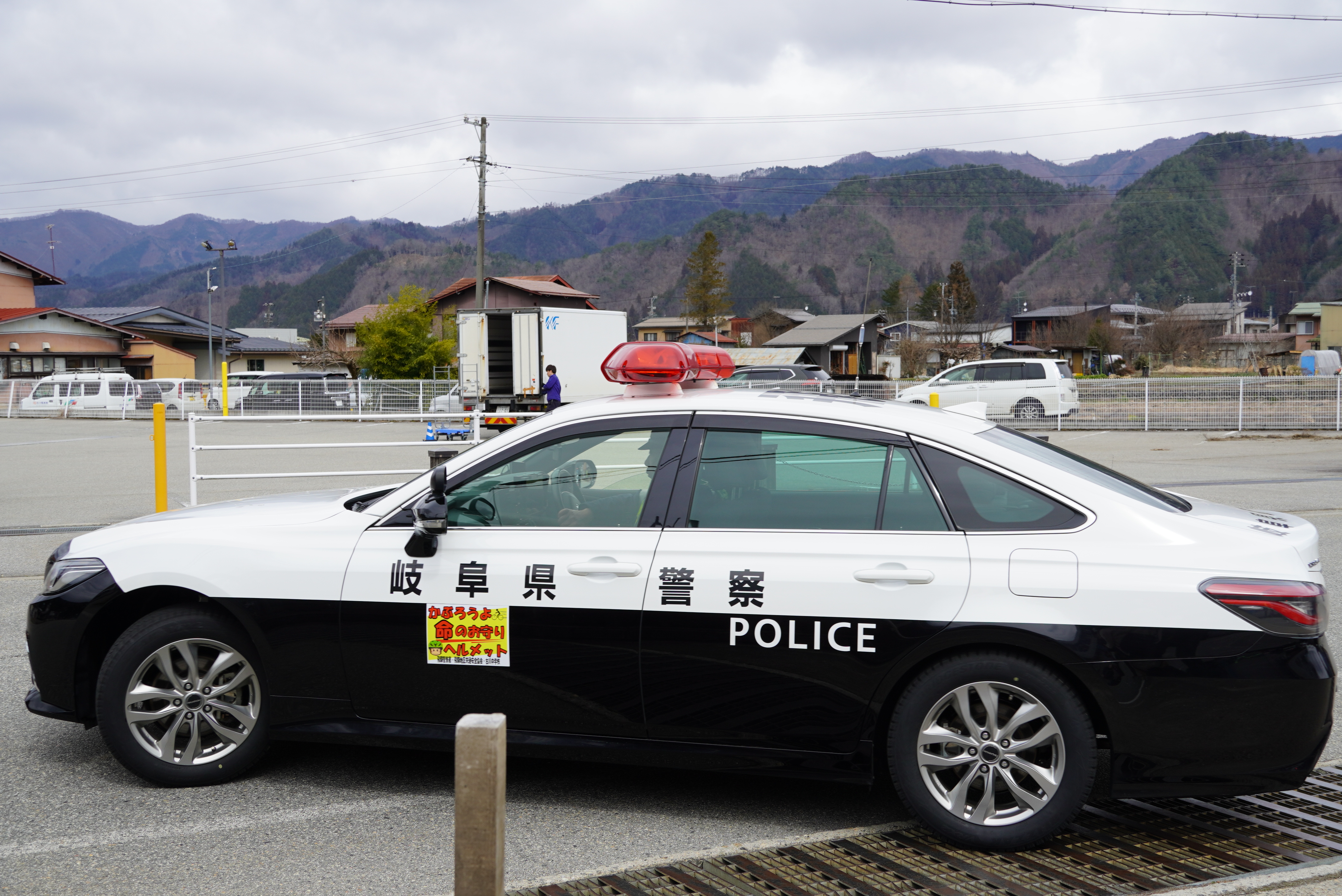 古川中学校1年生・牧田優さんの標語をデザインした貼られた郵便バイクなどの出発式が行われました