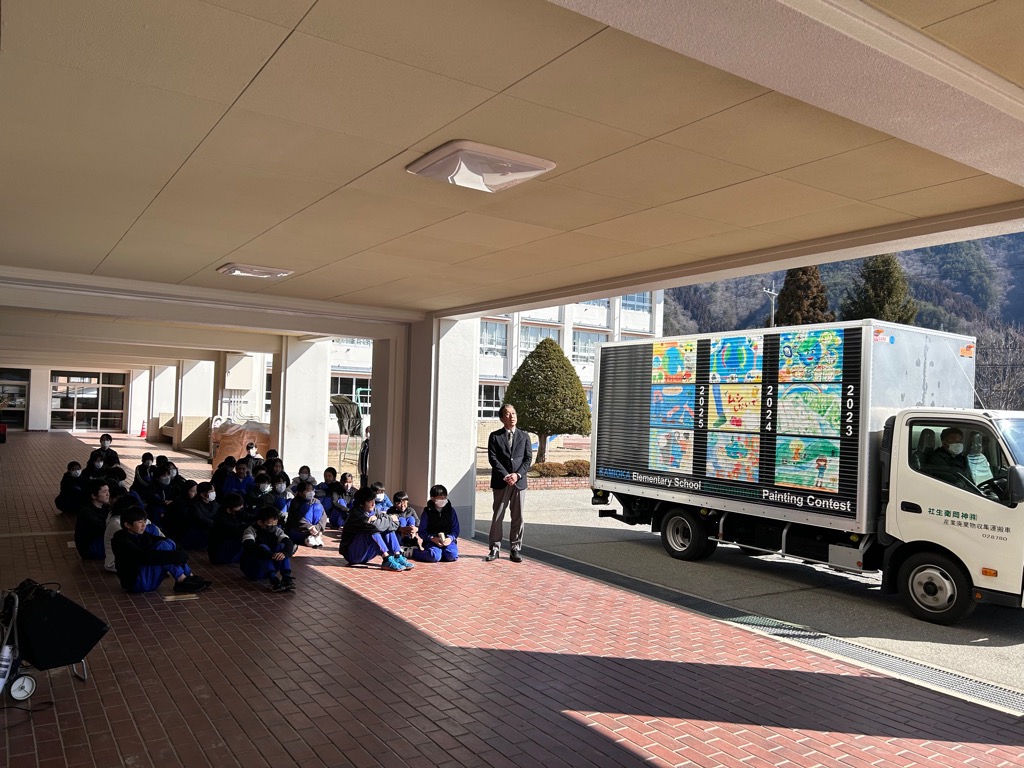 環境絵画コンクールのお披露目会および表彰式が行われました