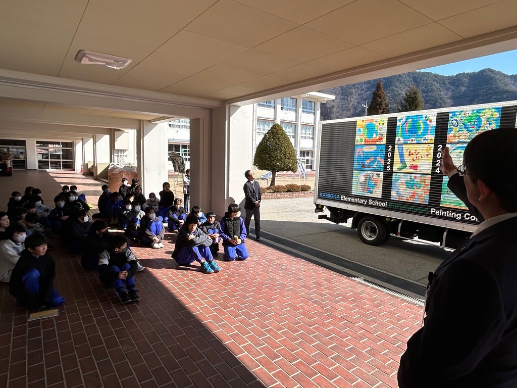 環境絵画コンクールのお披露目会および表彰式が行われました