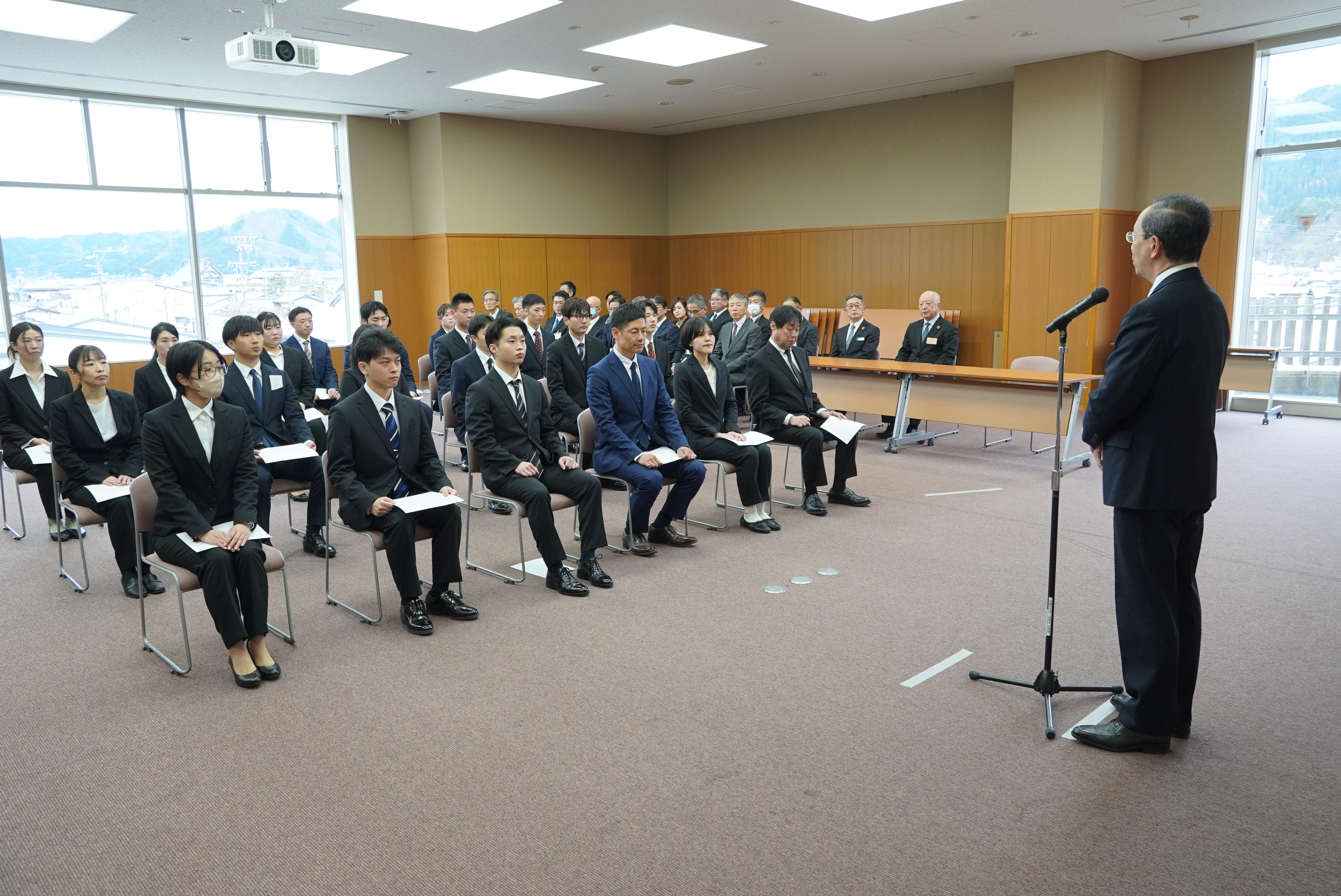 令和8年度から新たに飛騨市に採用された職員へ辞令が交付されました