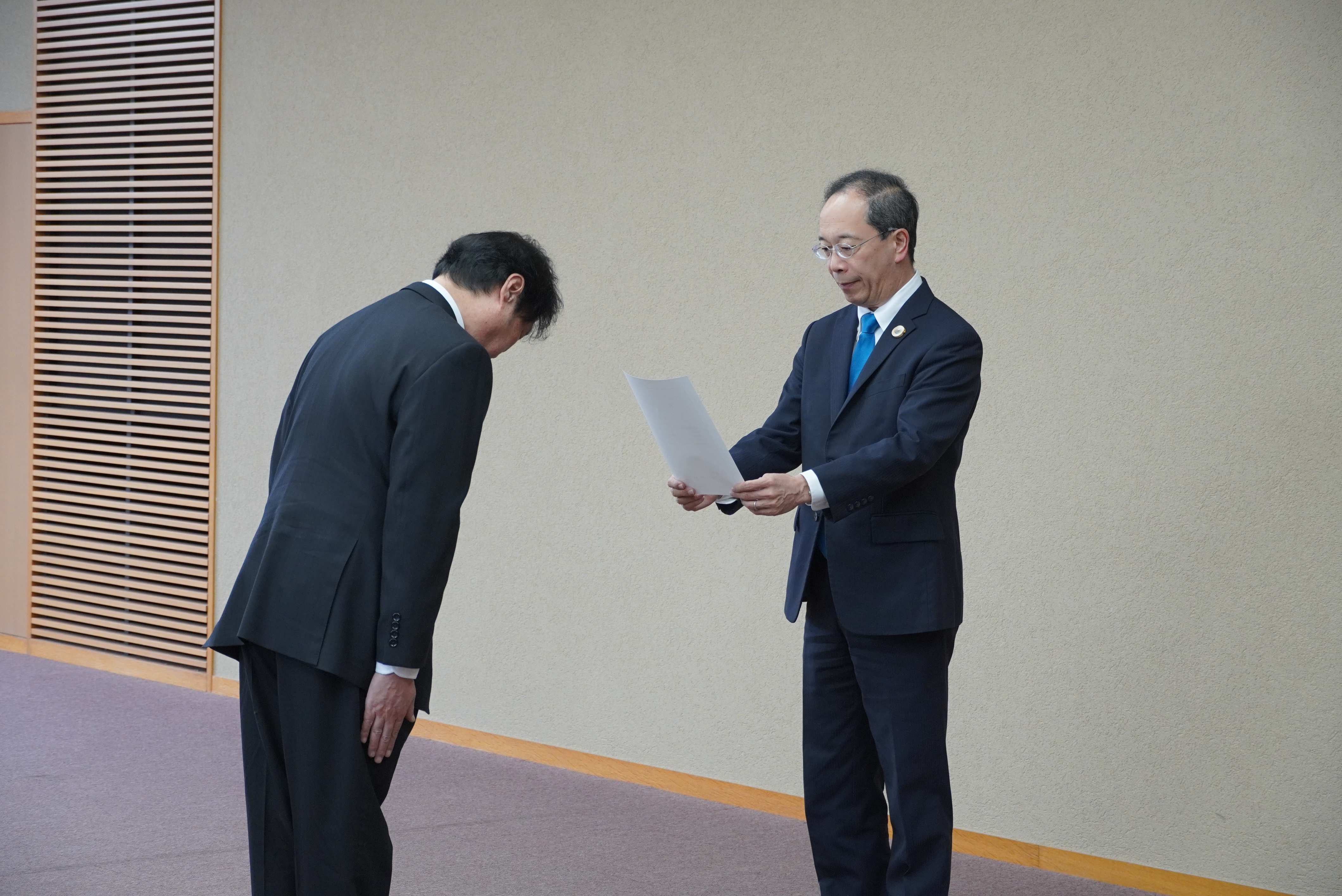 令和8年度から新たに飛騨市に採用された職員へ辞令が交付されました