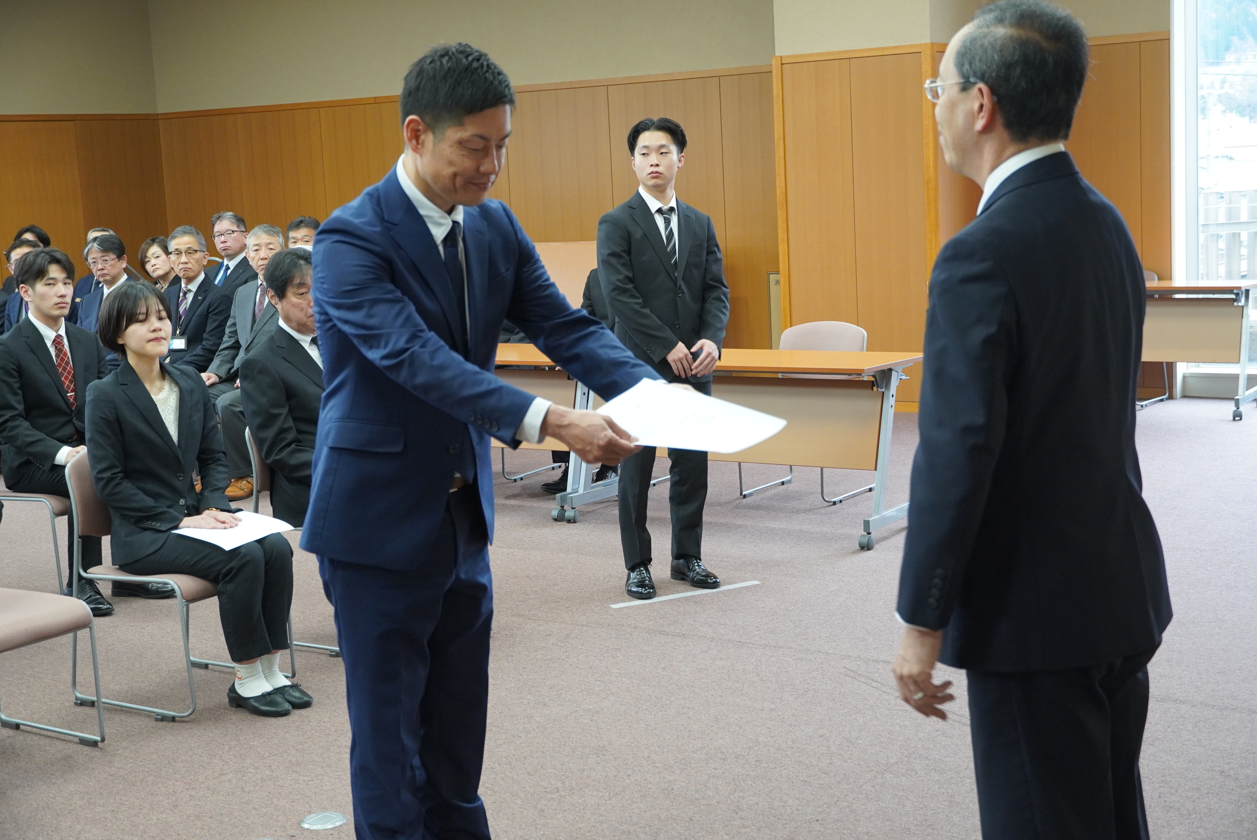 令和8年度から新たに飛騨市に採用された職員へ辞令が交付されました