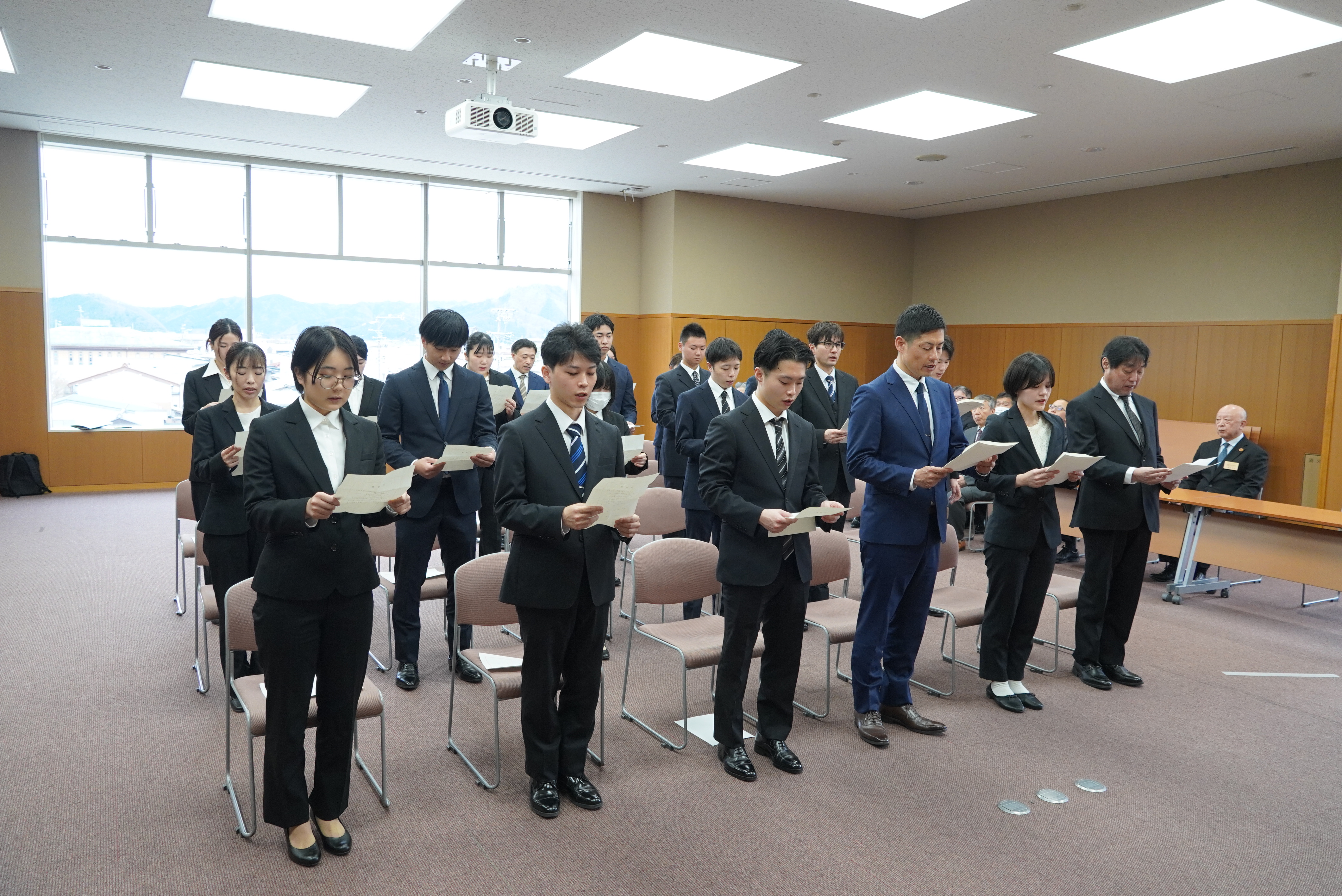 令和8年度から新たに飛騨市に採用された職員へ辞令が交付されました