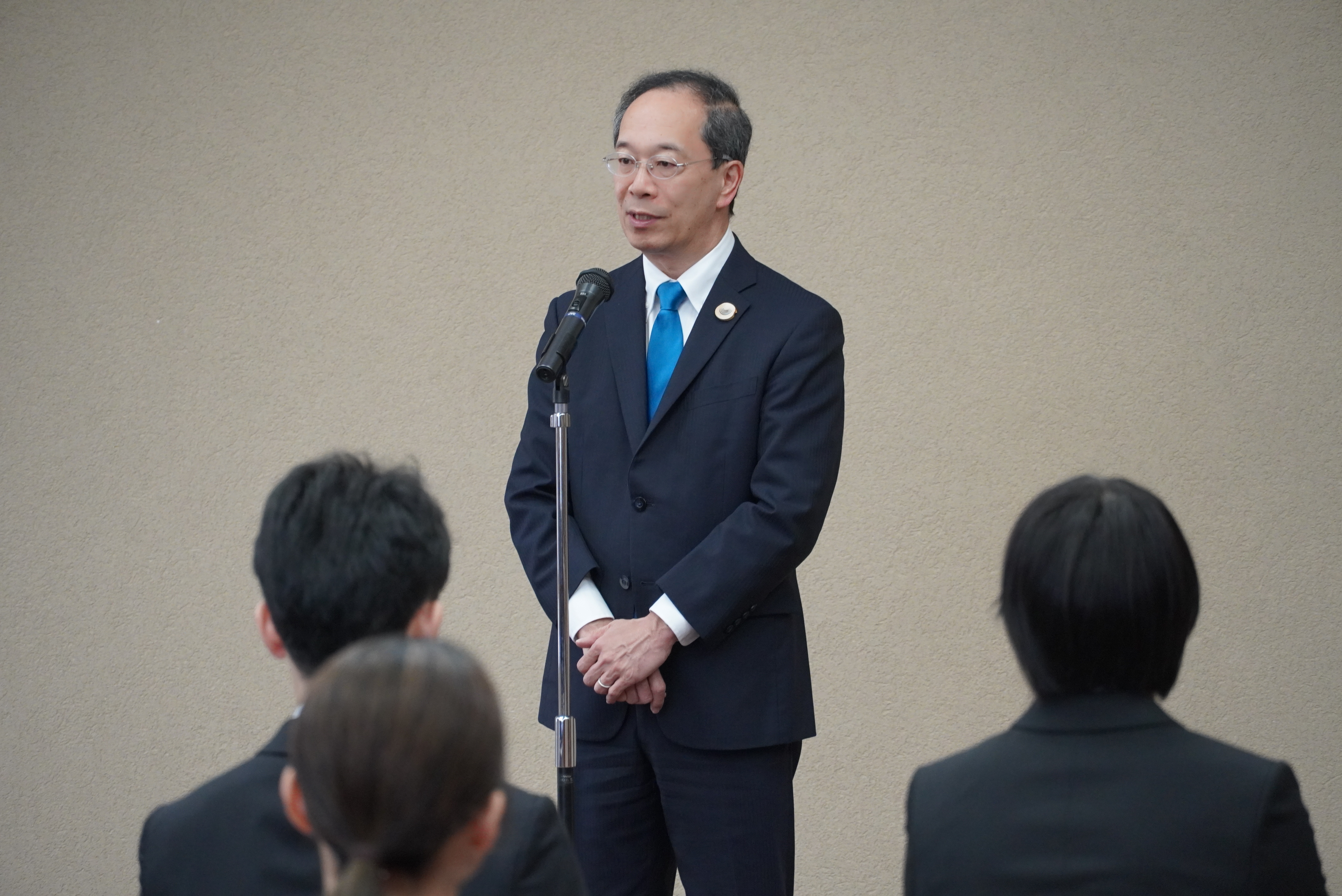 令和8年度から新たに飛騨市に採用された職員へ辞令が交付されました