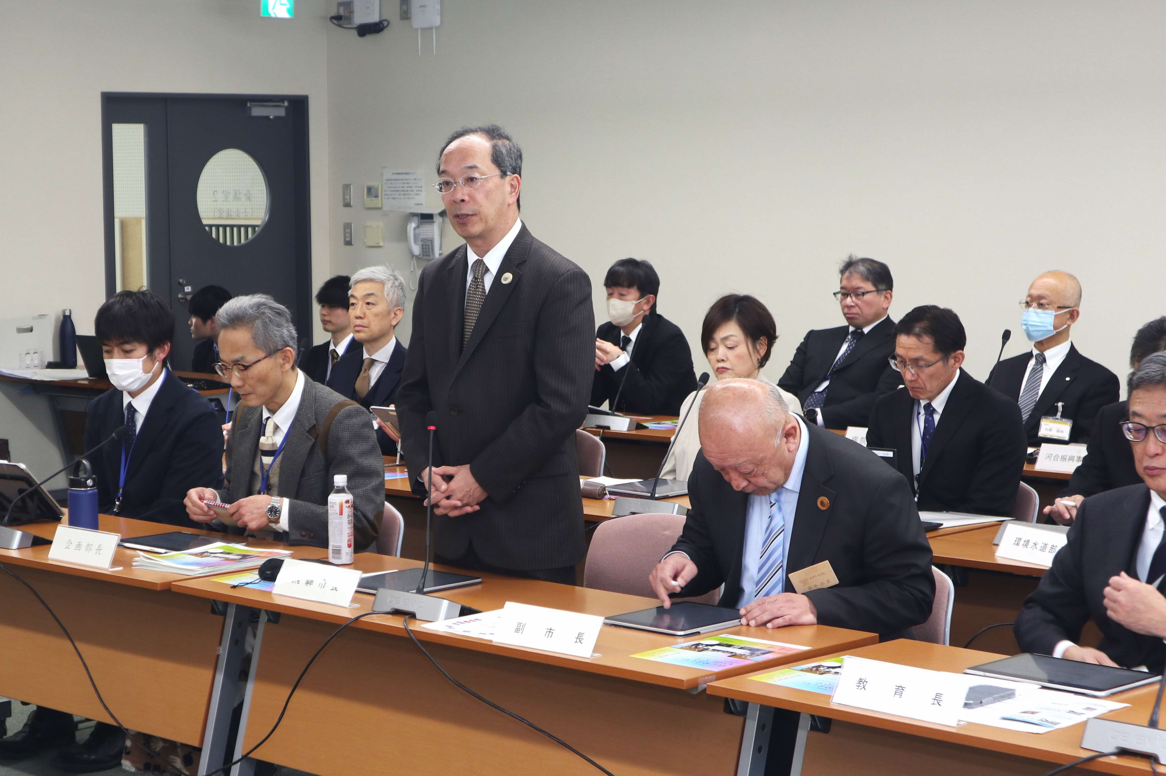 第4回市総合政策審議会」開く～市民や業界の意見、提案を市政に