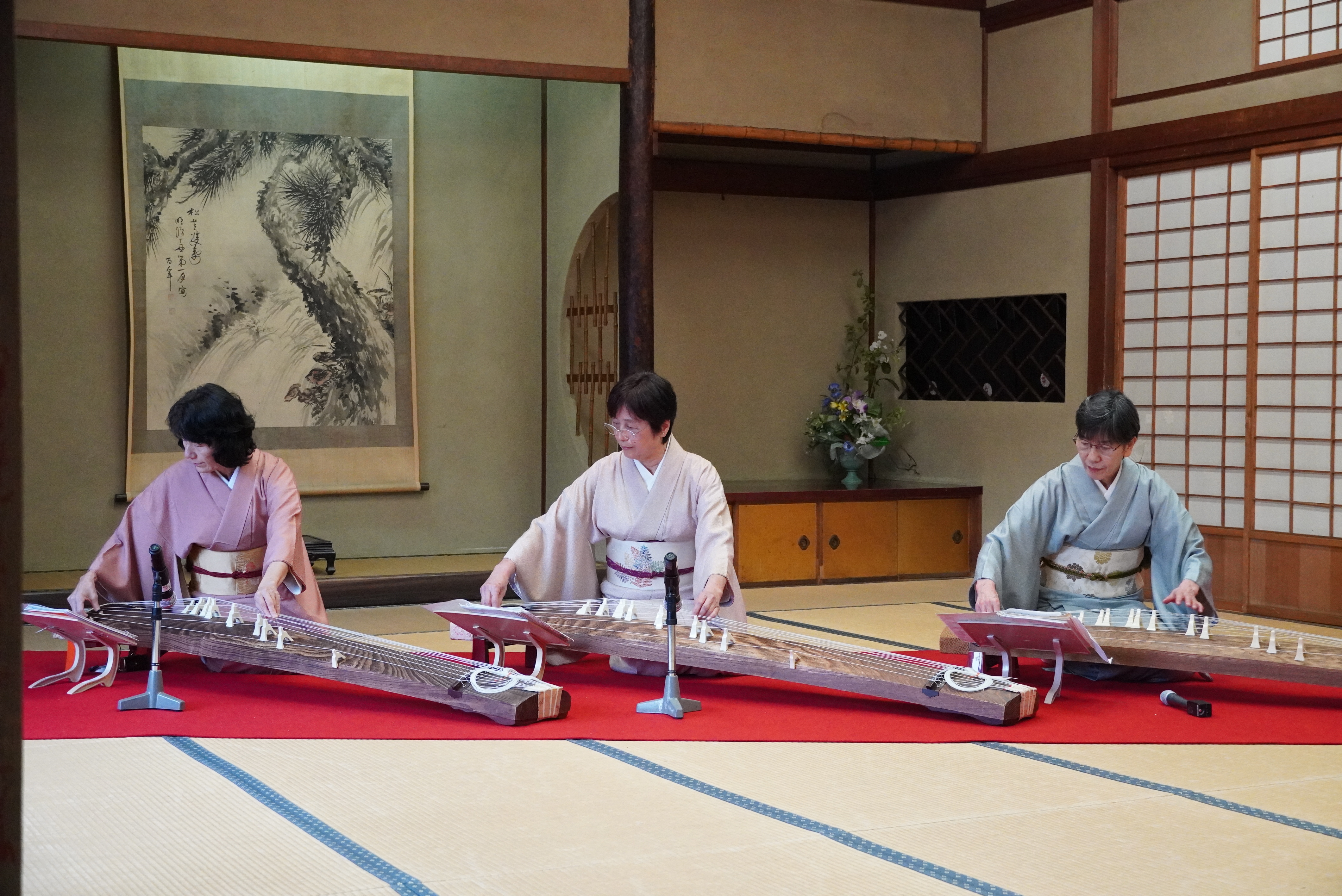 桜が満開のなか第12回飛騨神岡夜桜夜市が催されました
