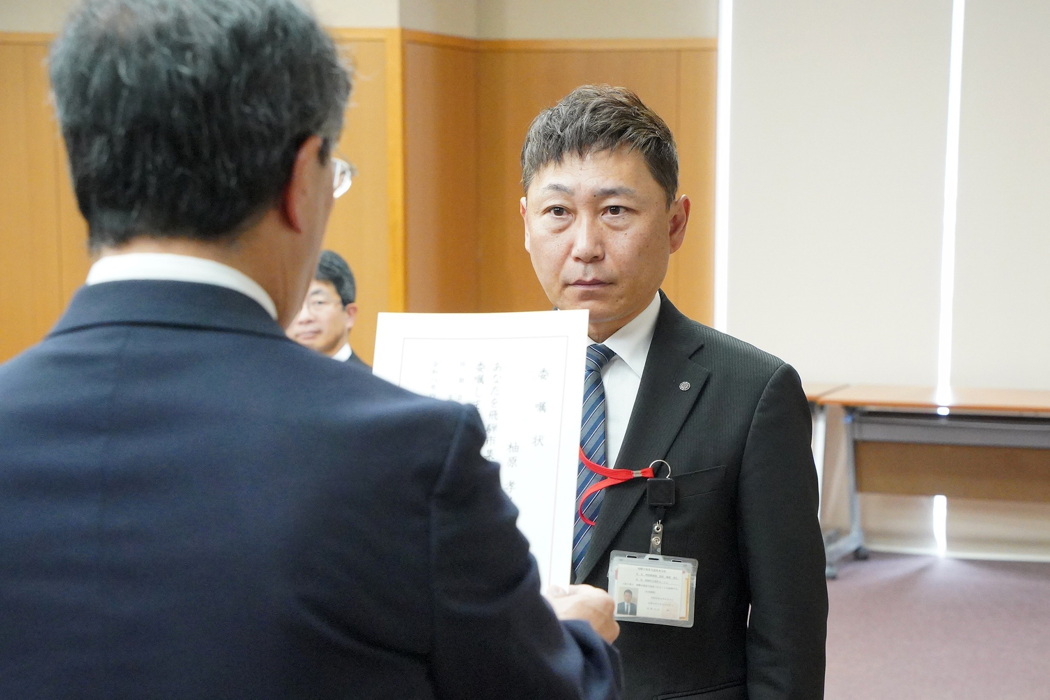 市内の郵便局長等の皆さんに「地域見守り相談員」の委嘱状を交付