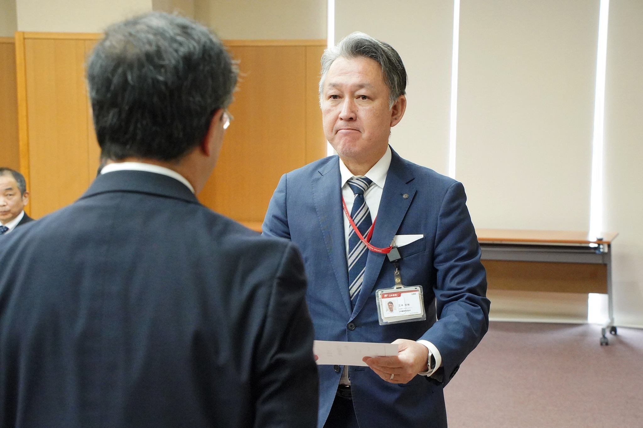 市内の郵便局長等の皆さんに「地域見守り相談員」の委嘱状を交付