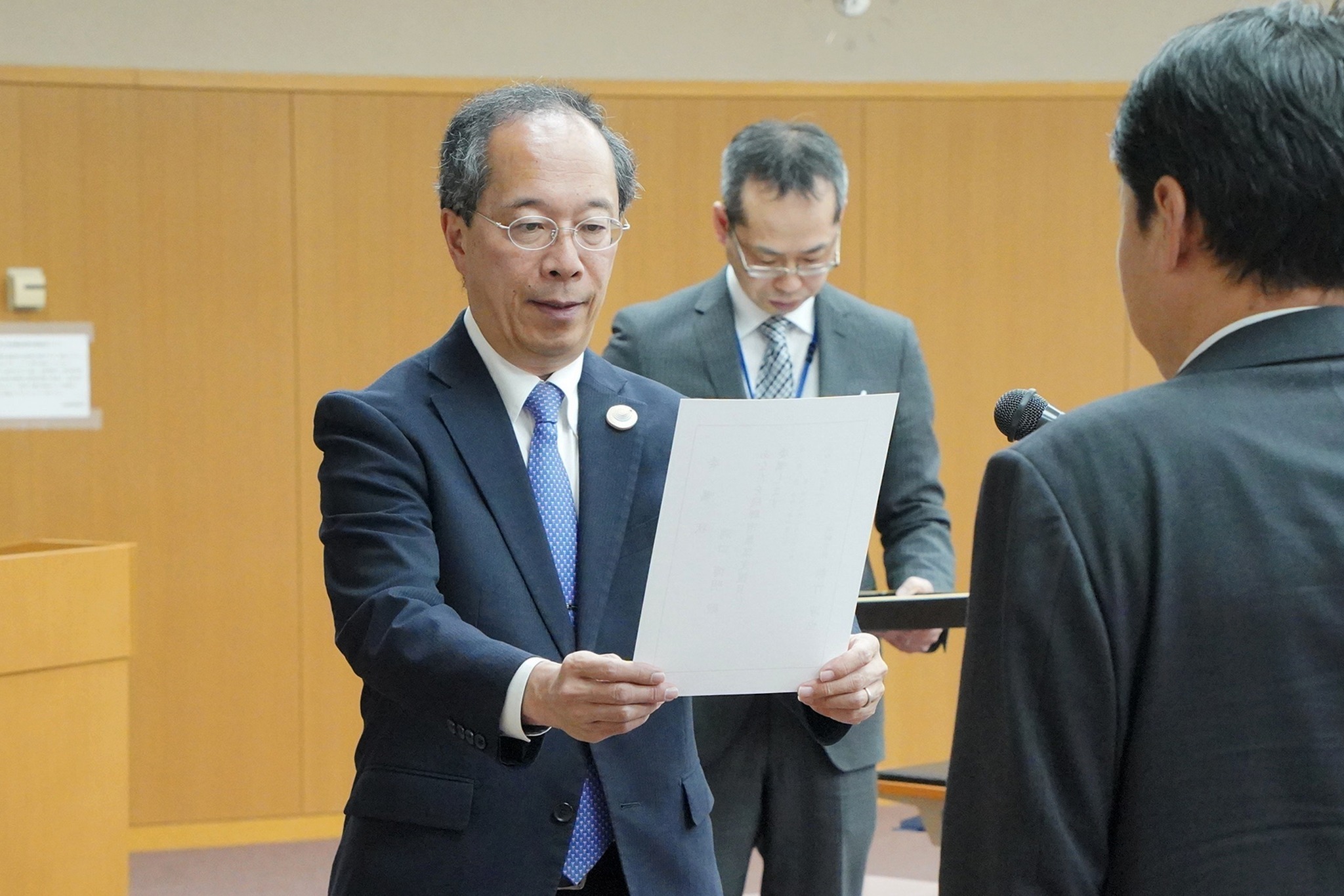 市内の郵便局長等の皆さんに「地域見守り相談員」の委嘱状を交付