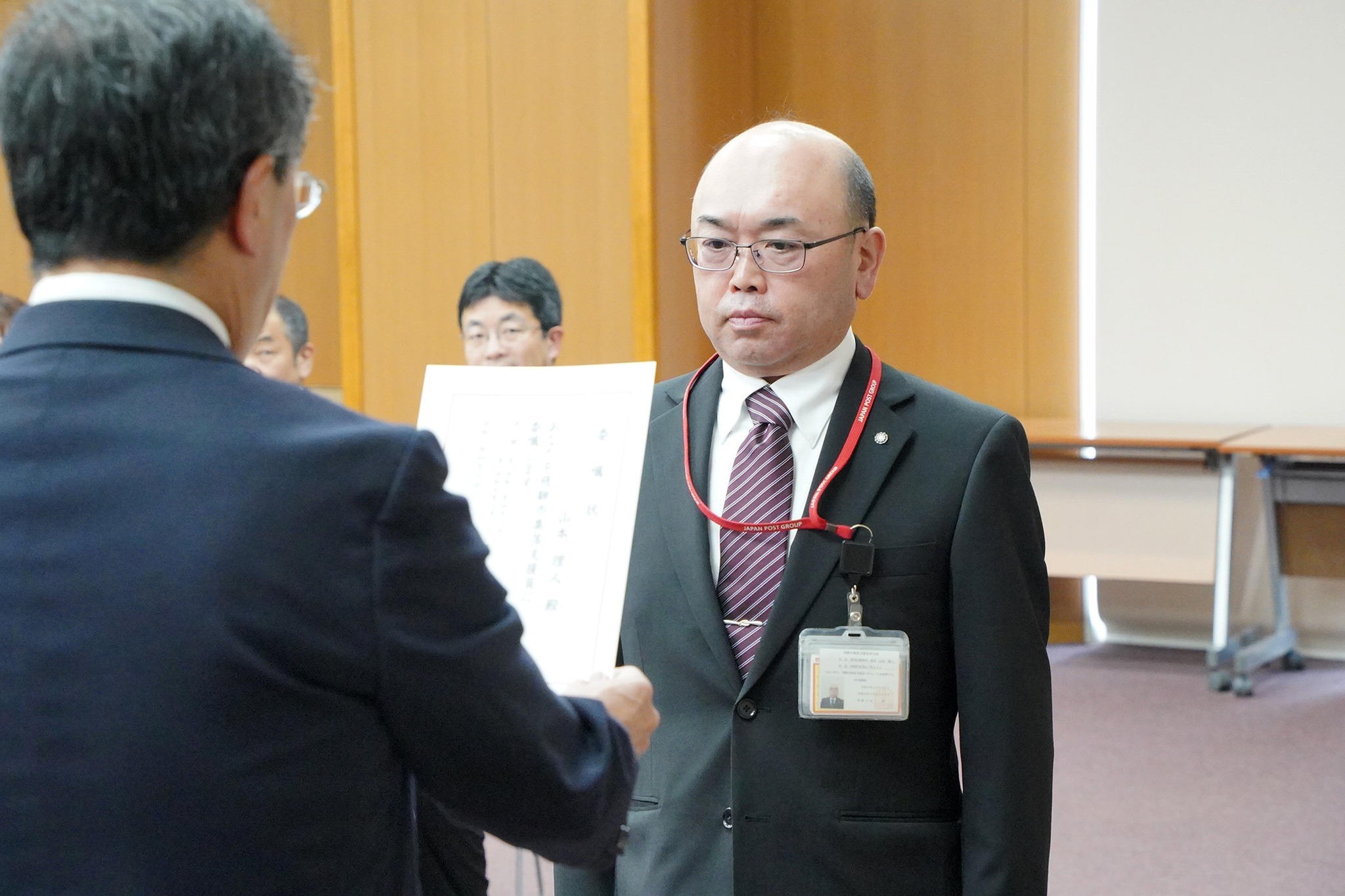 市内の郵便局長等の皆さんに「地域見守り相談員」の委嘱状を交付