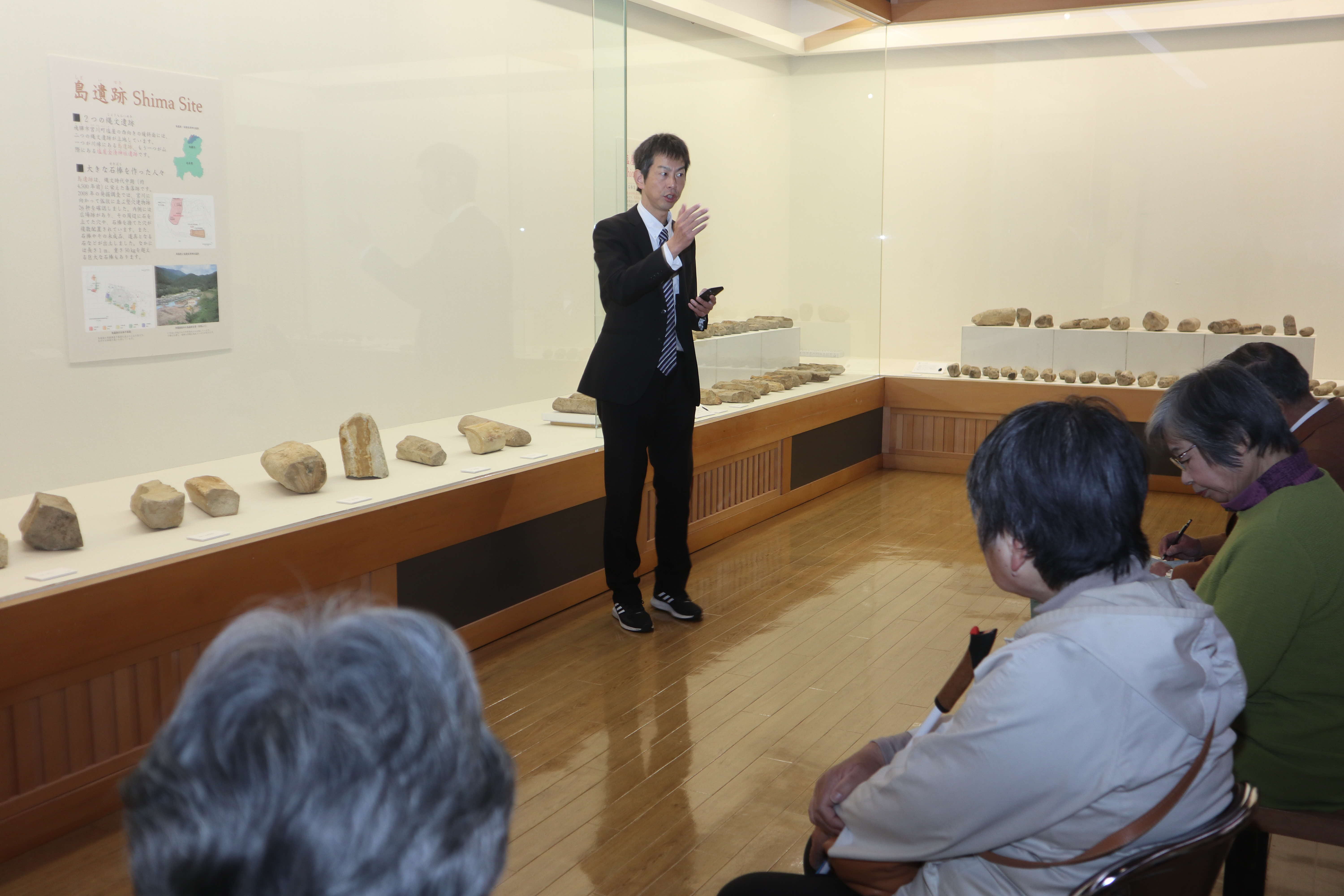 国重文指定の答申受けた「石棒」展とギャラリートークを開催