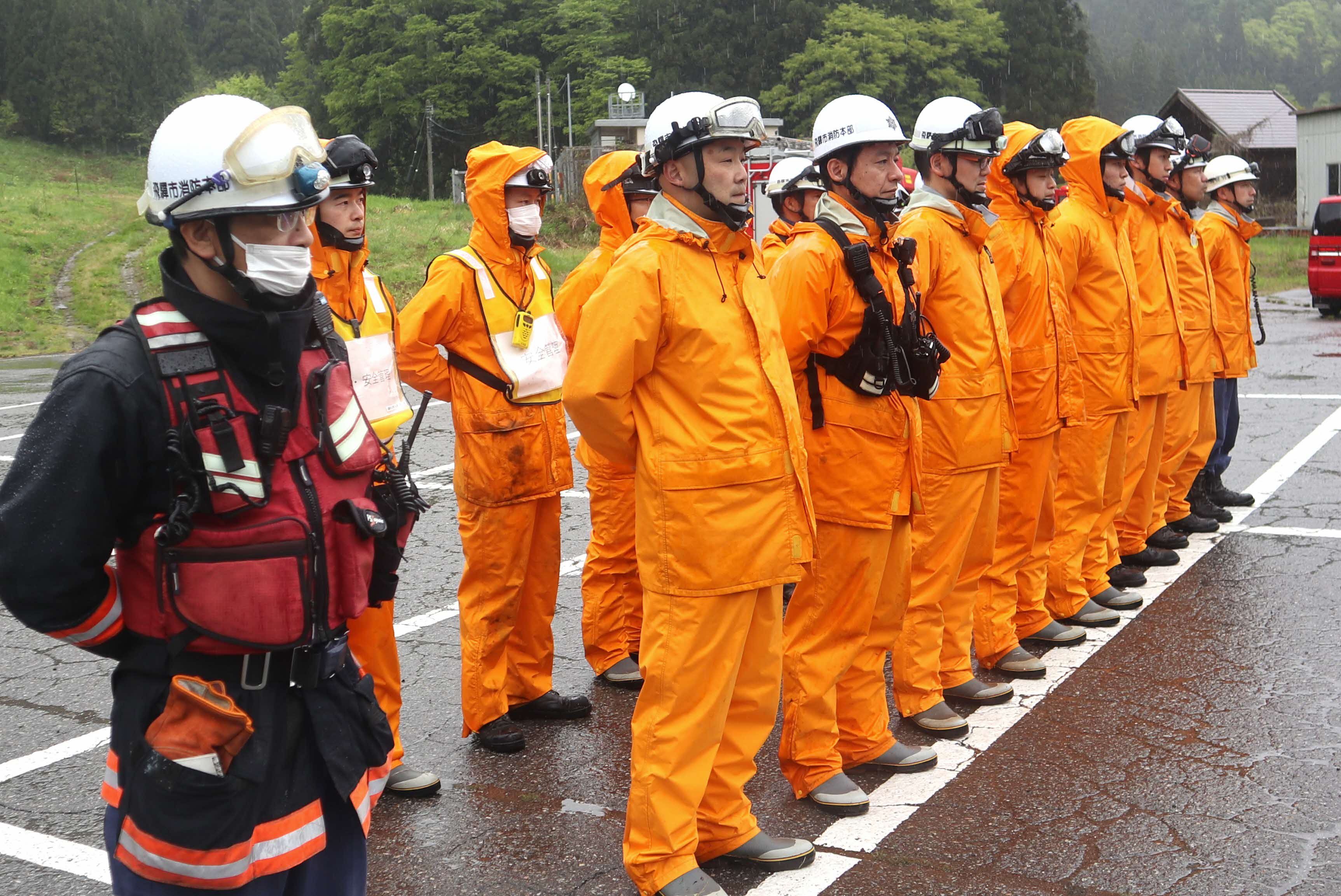 飛騨市消防署が宮川町で山火事訓練を実施しました
