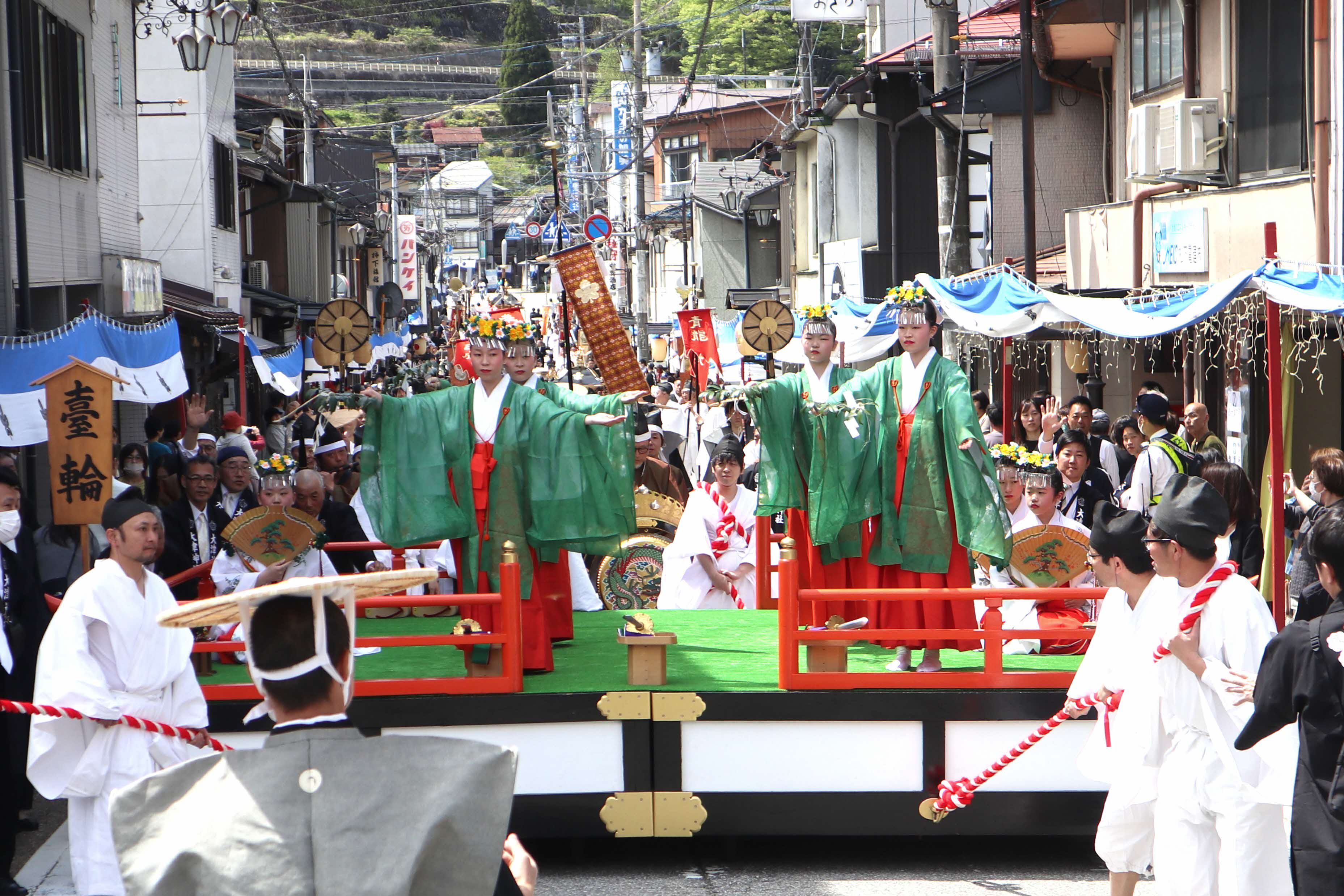 飛騨三大祭の一つ「飛騨神岡祭」に町民沸く～優雅な昼の祭りから勇壮な夜の興奮へ～