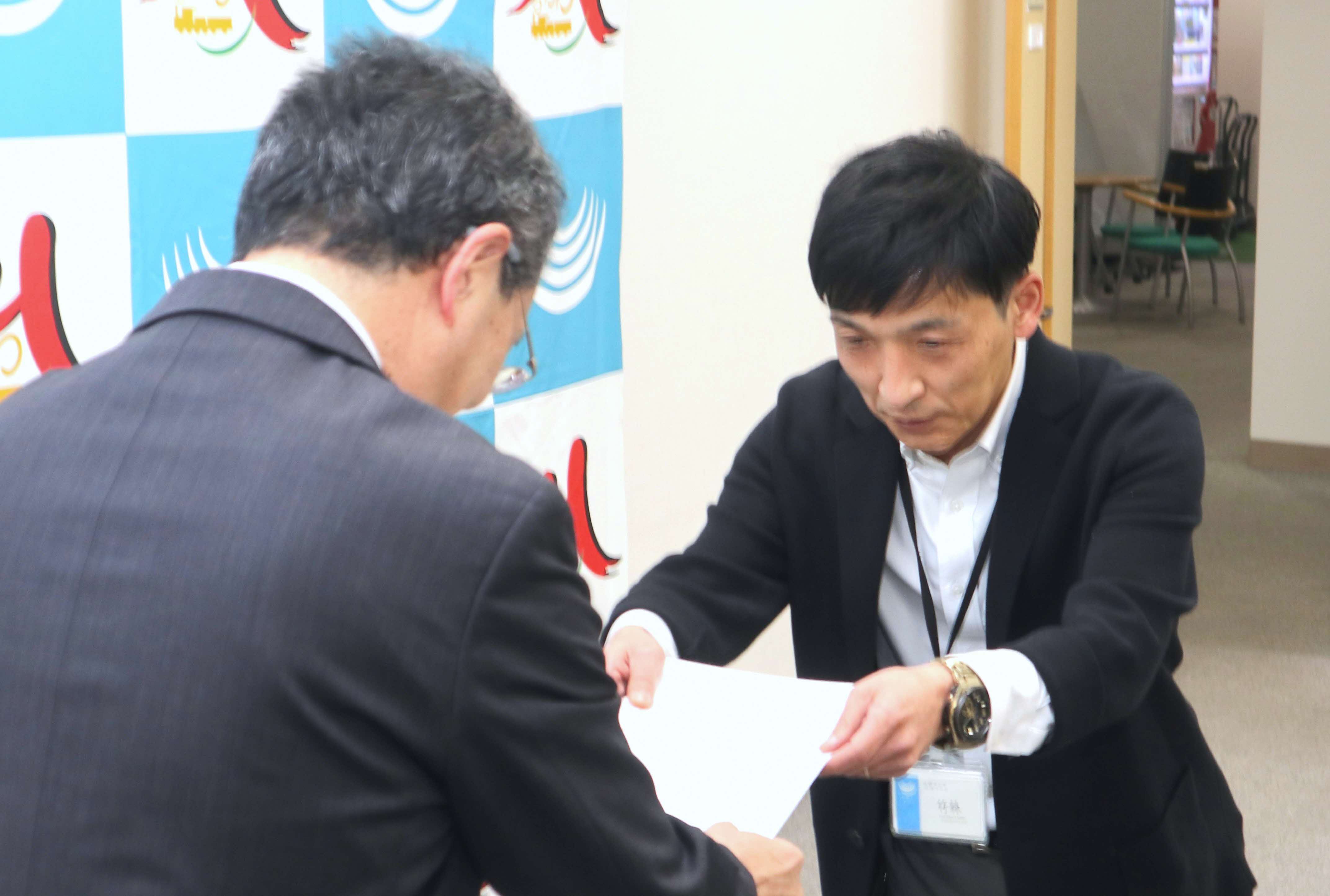「庁内横断型プロジェクト」委嘱状交付式が開かれました