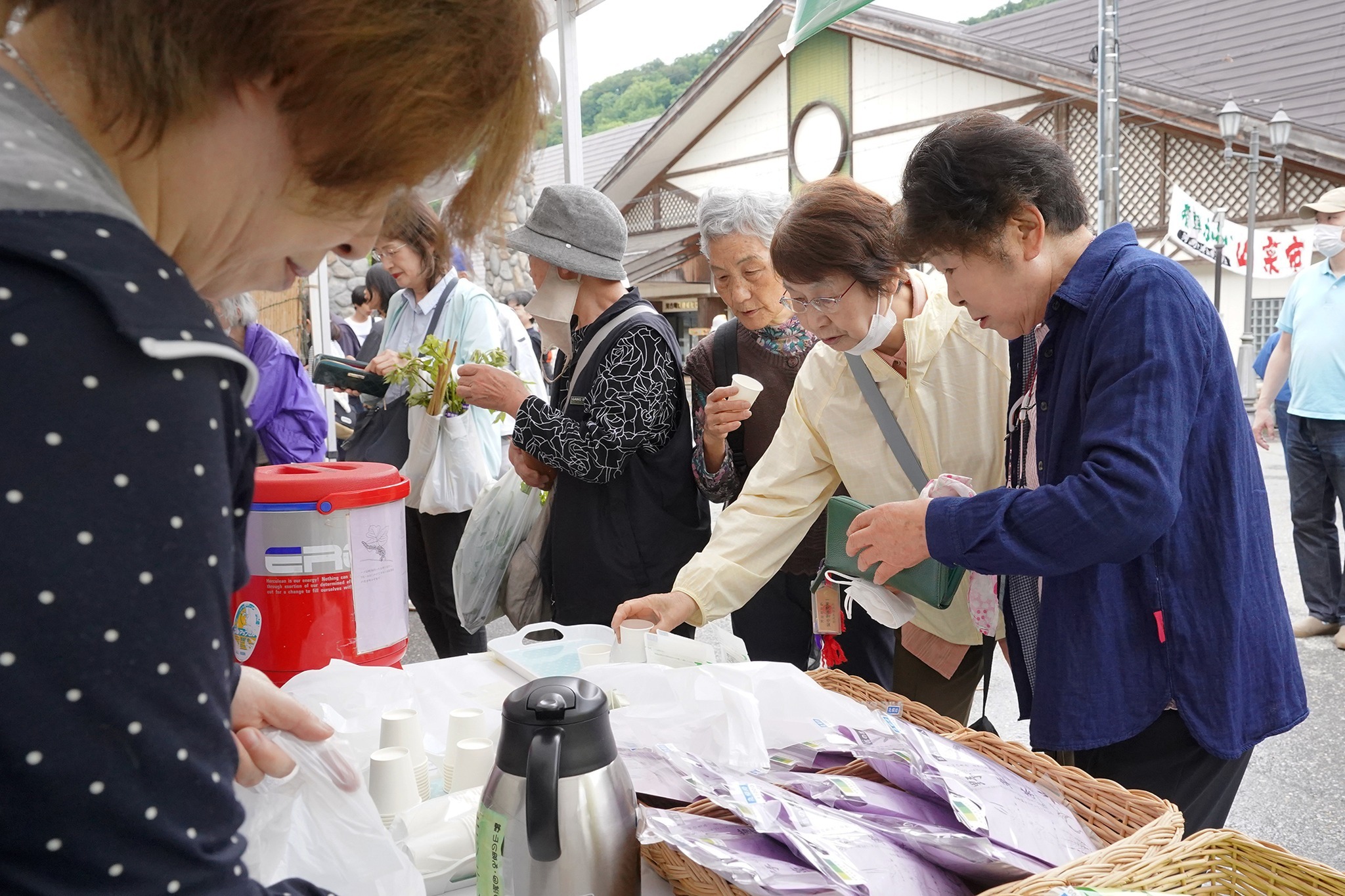 河合町で恒例の「飛騨かわい山菜市」を開催