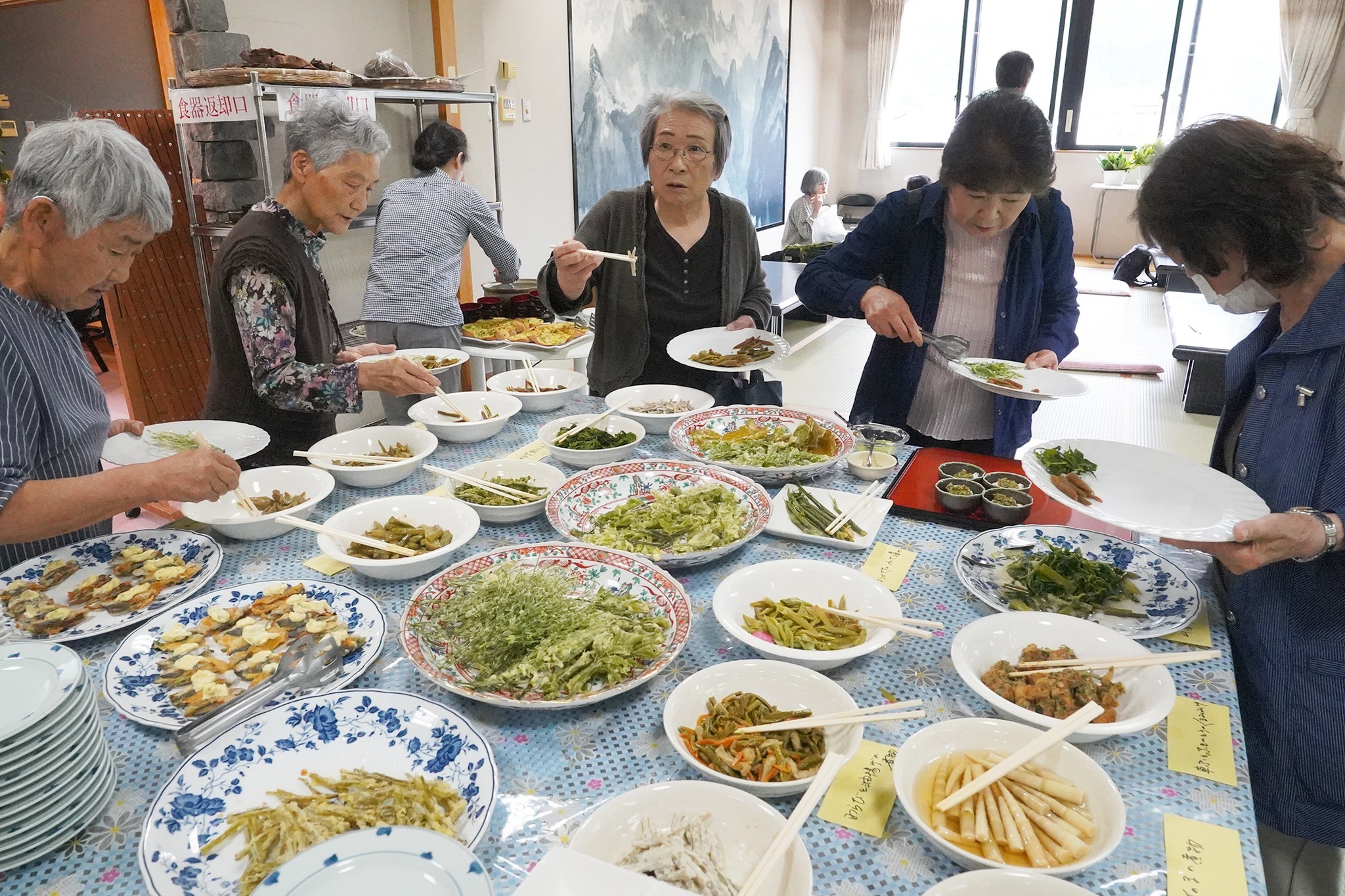 河合町で恒例の「飛騨かわい山菜市」を開催