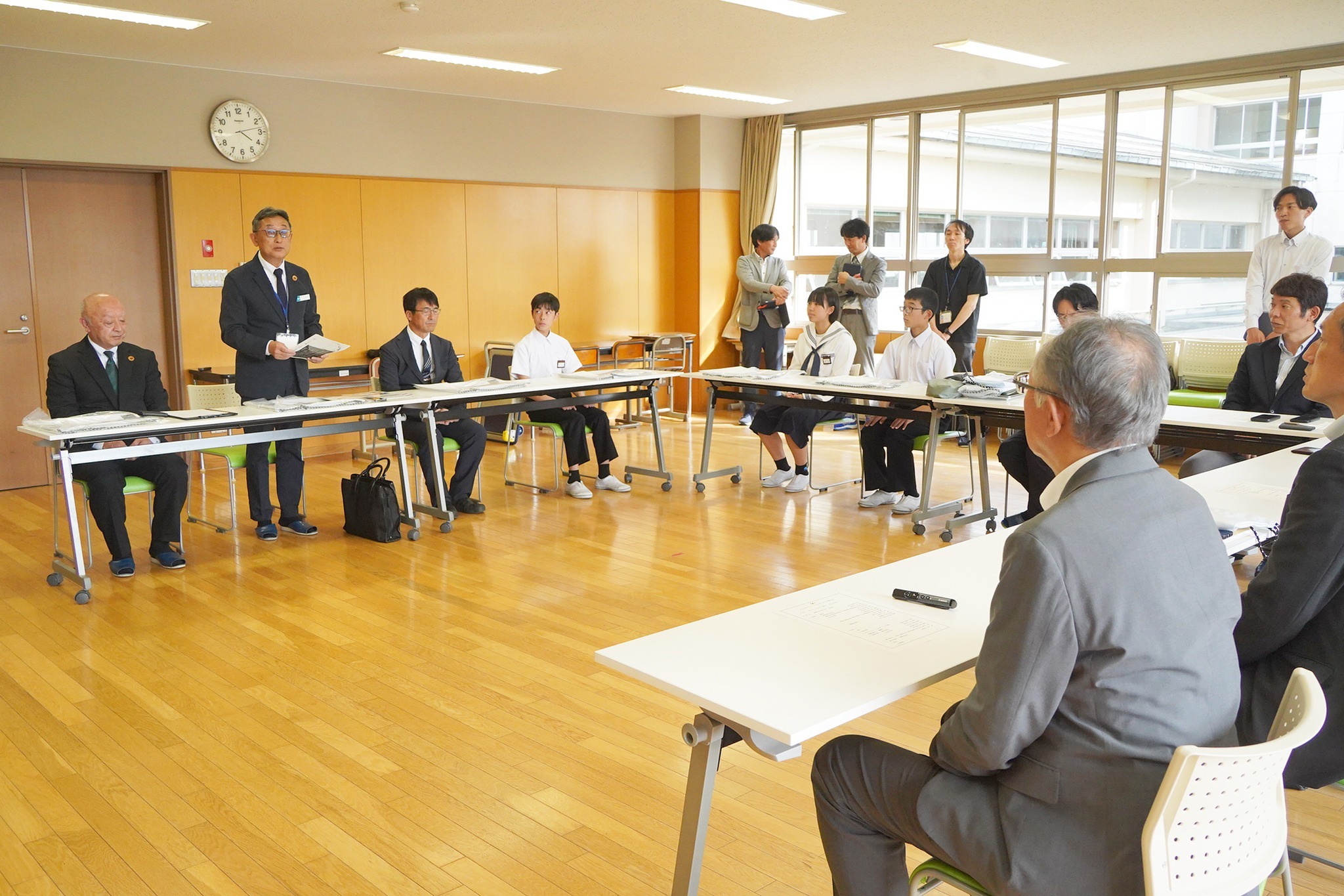 市内の全中学生へ再資源化された素材で作ったバッグが寄贈されました