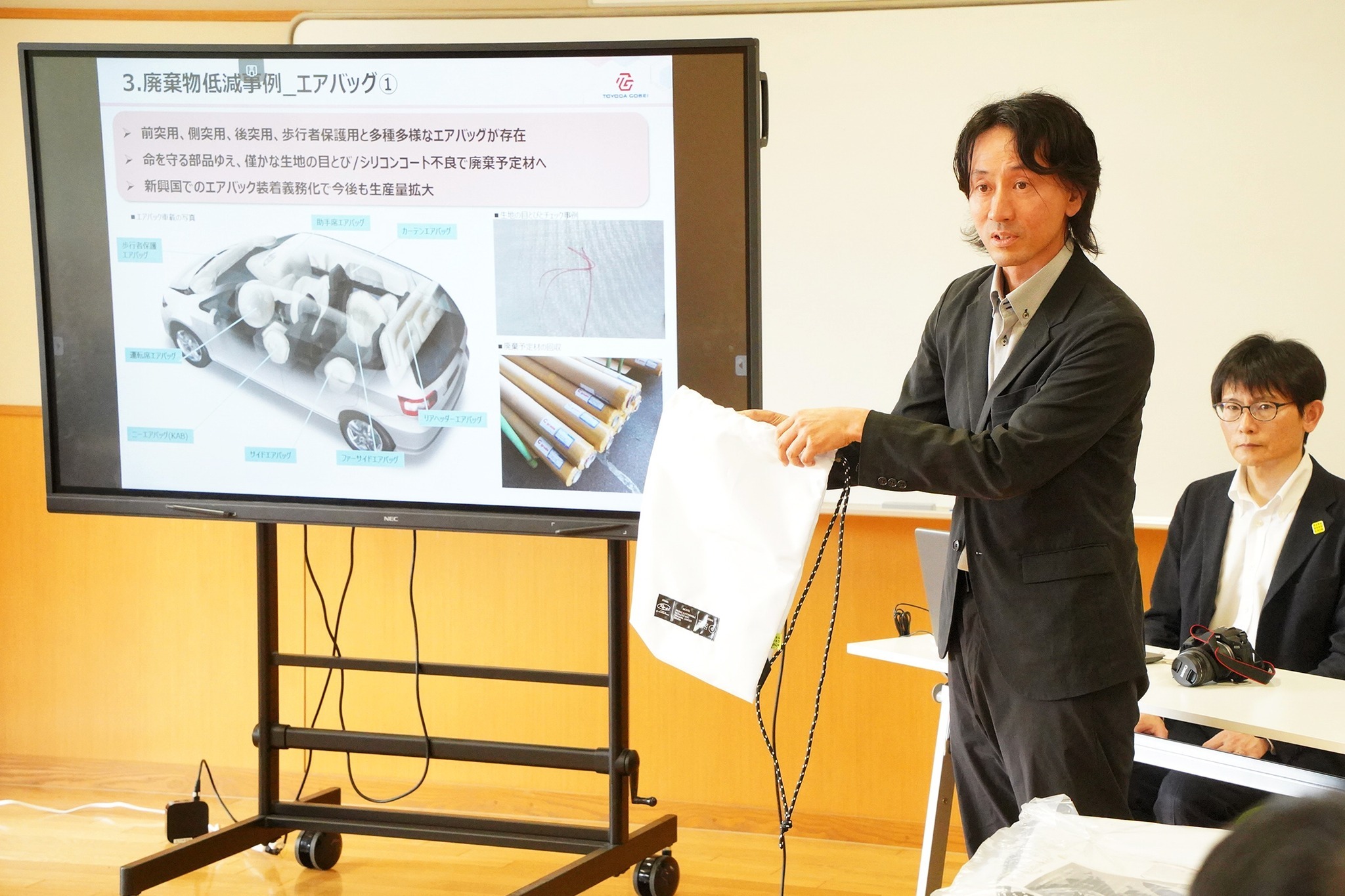 市内の全中学生へ再資源化された素材で作ったバッグが寄贈されました