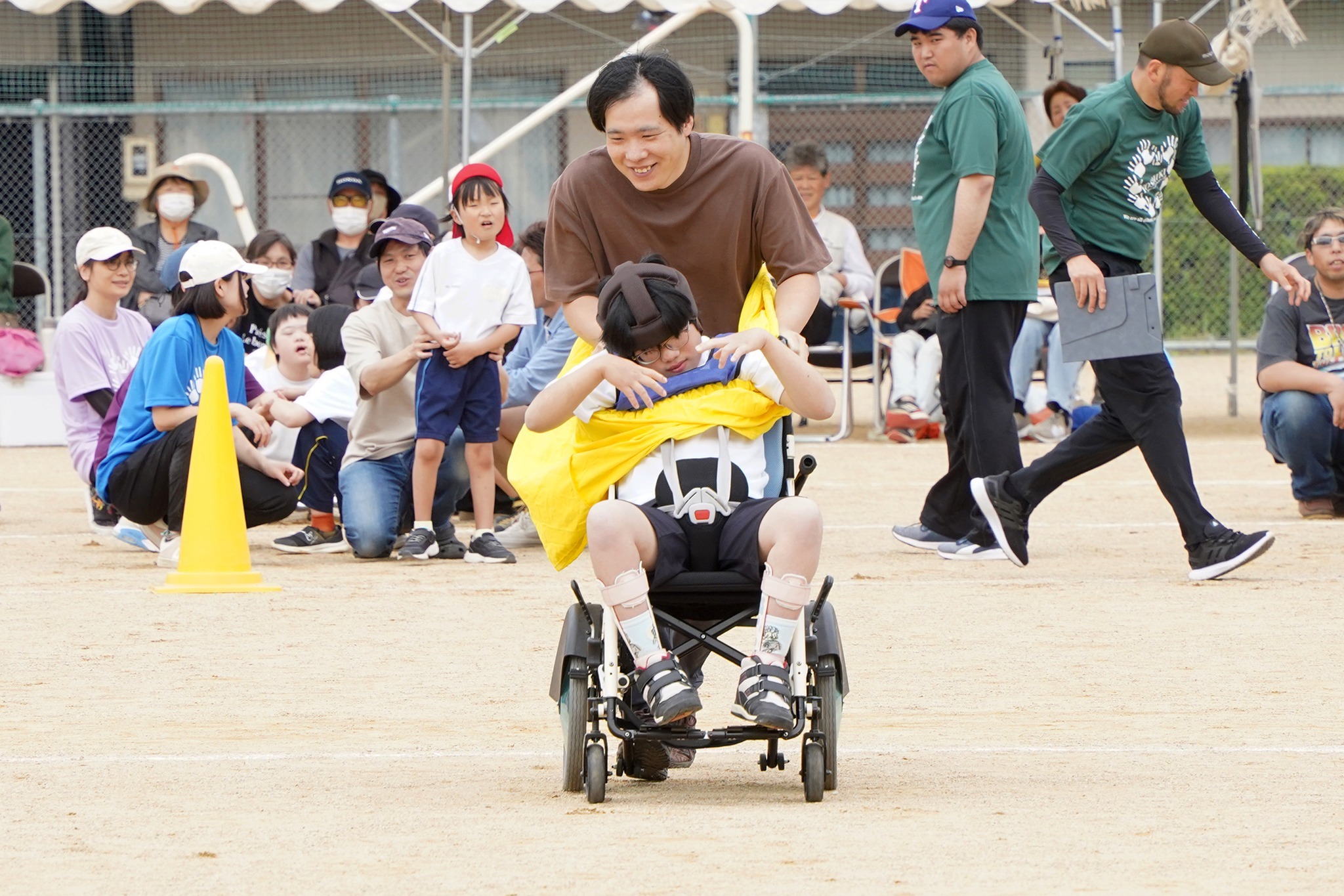 児童生徒の歓声ひびく～飛騨吉城特別支援学校で運動会