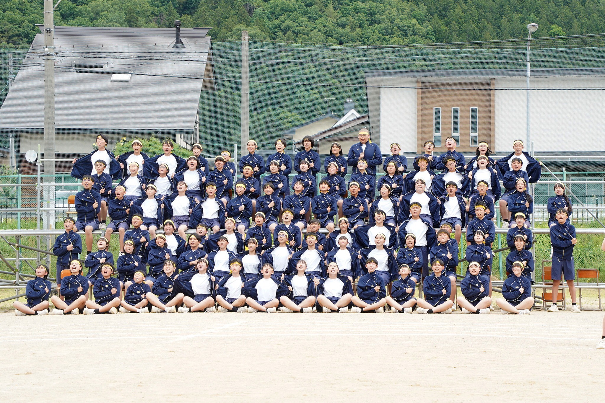 古川中学校で体育祭が行われ、生徒らの大歓声が大空に響きわたりました