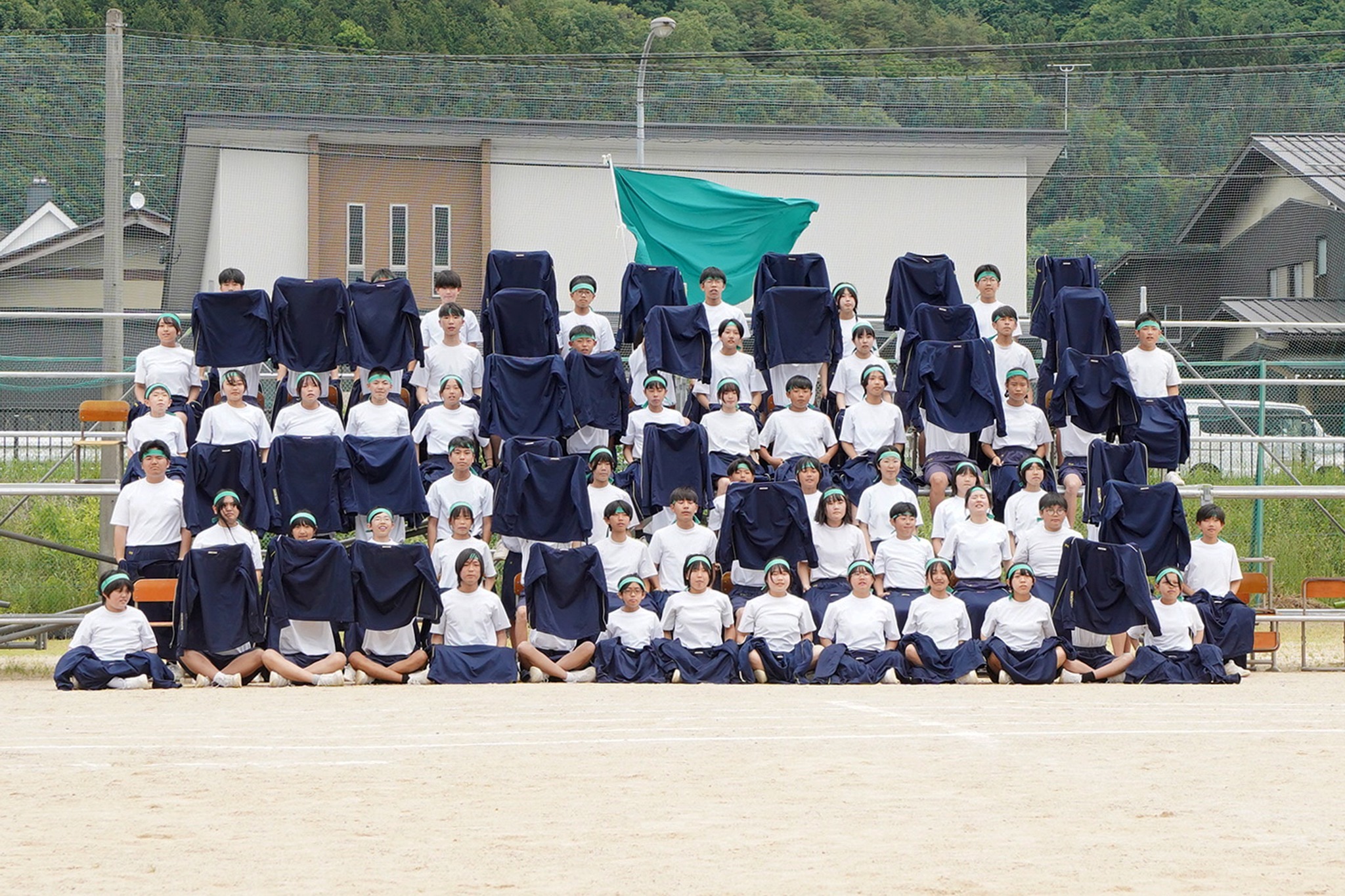古川中学校で体育祭が行われ、生徒らの大歓声が大空に響きわたりました