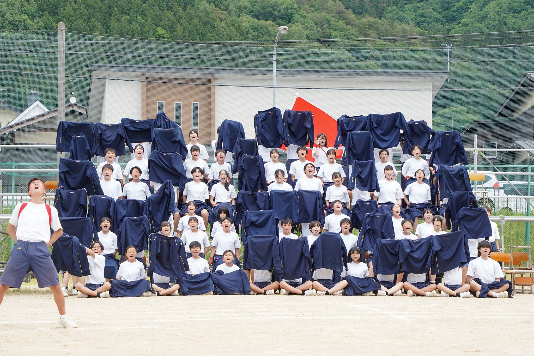 古川中学校で体育祭が行われ、生徒らの大歓声が大空に響きわたりました