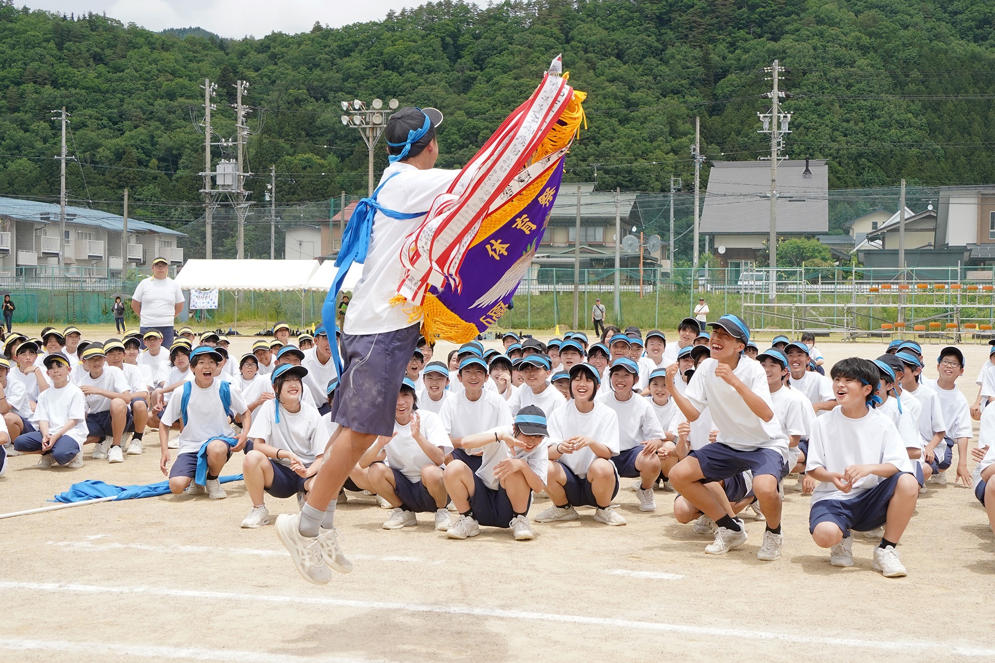 古川中学校で体育祭が行われ、生徒らの大歓声が大空に響きわたりました