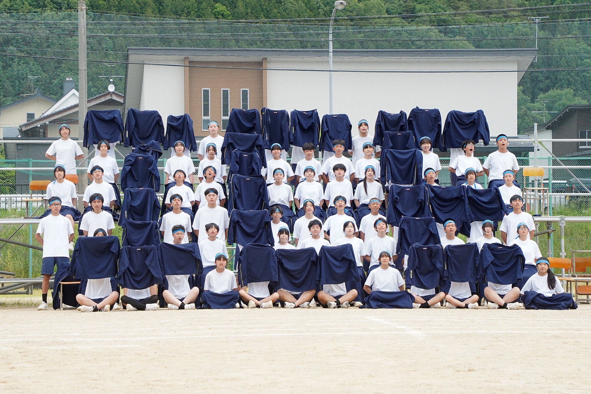 古川中学校で体育祭が行われ、生徒らの大歓声が大空に響きわたりました