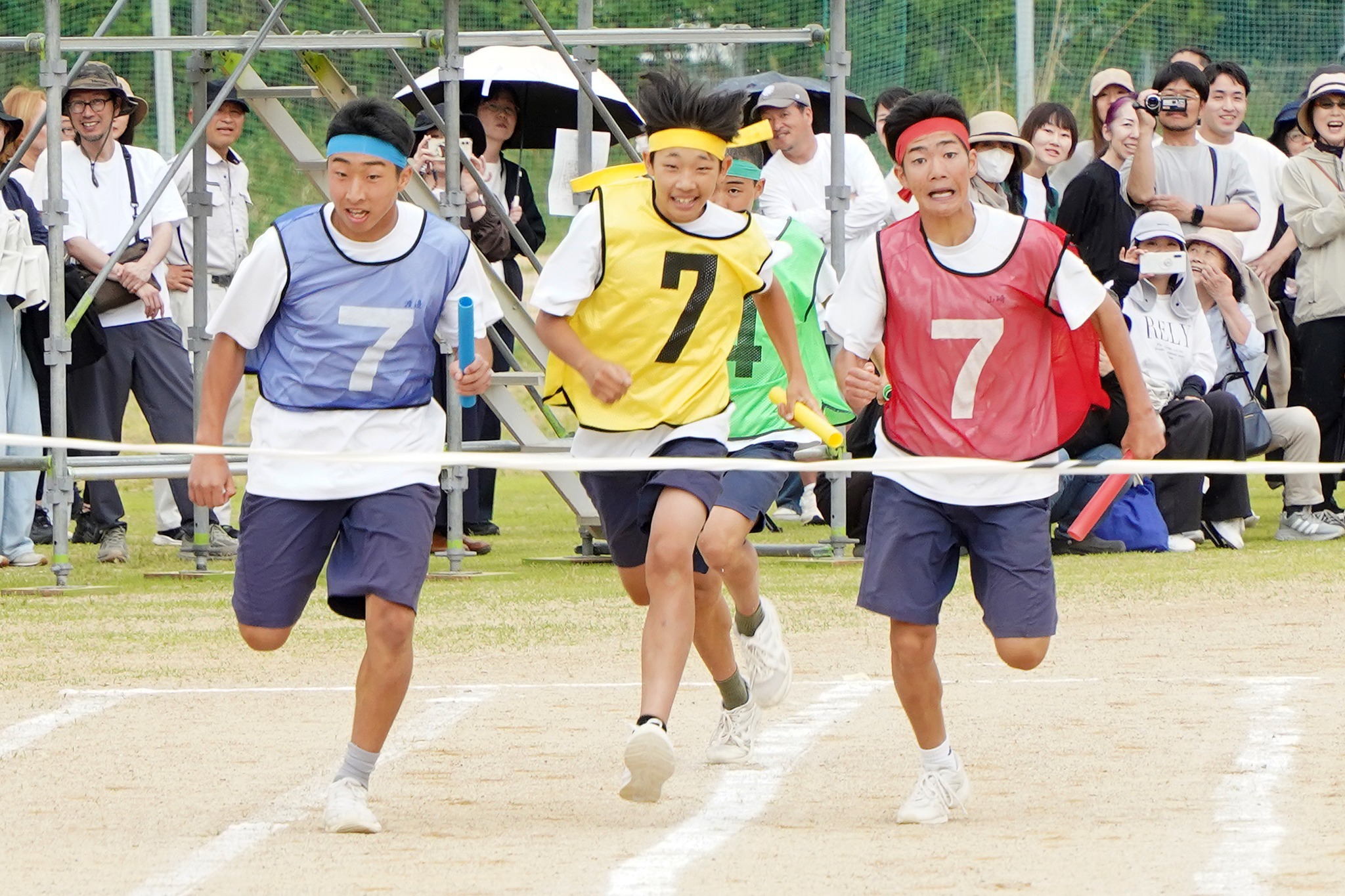 古川中学校で体育祭が行われ、生徒らの大歓声が大空に響きわたりました